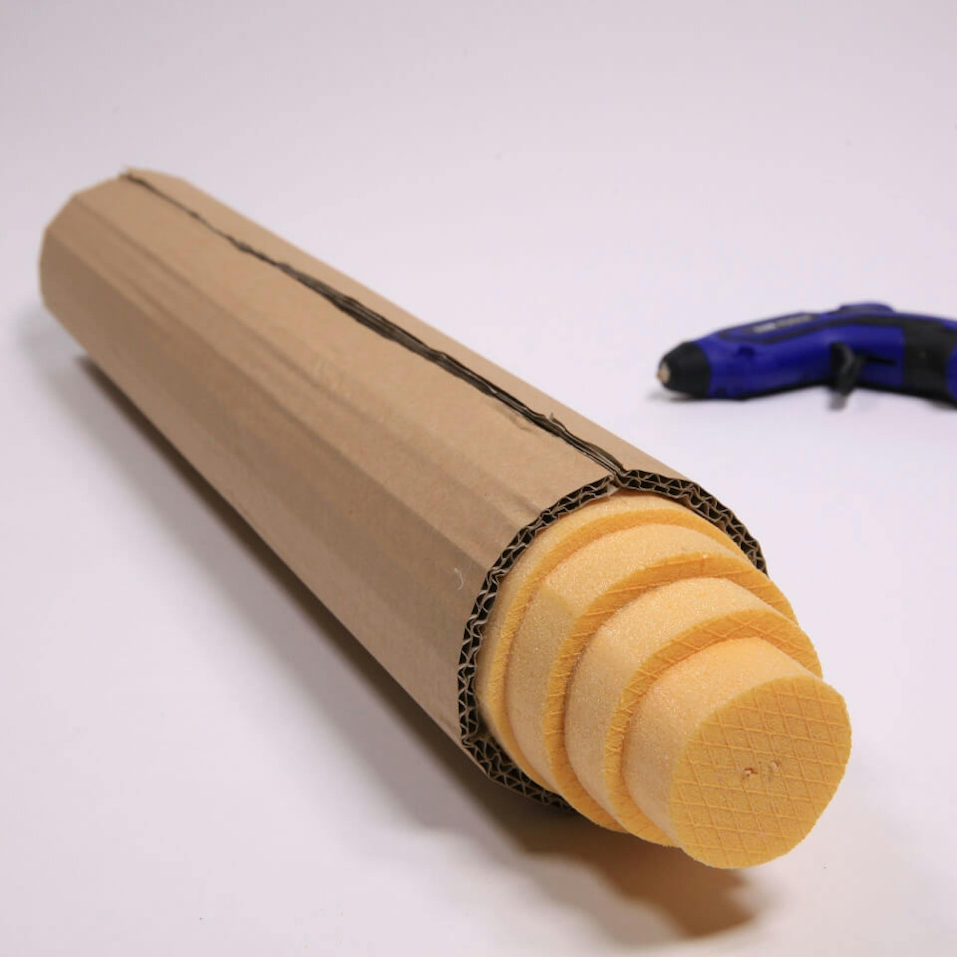 Styrodur-Scheiben auf gerollte Wellpappe geklebt.