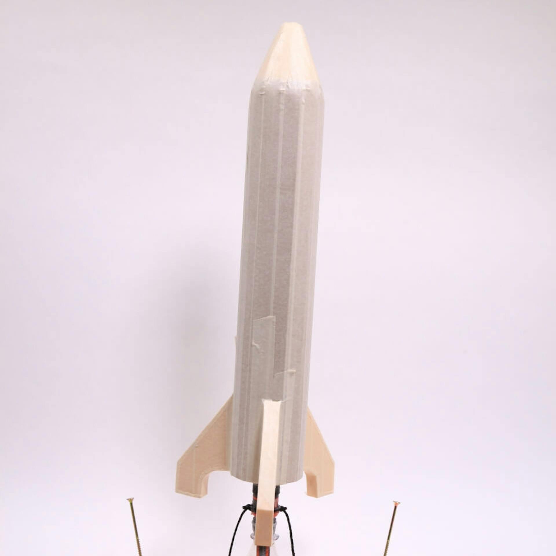 selbstgebaute Rakete aufgesteckt auf der Abschussrampe