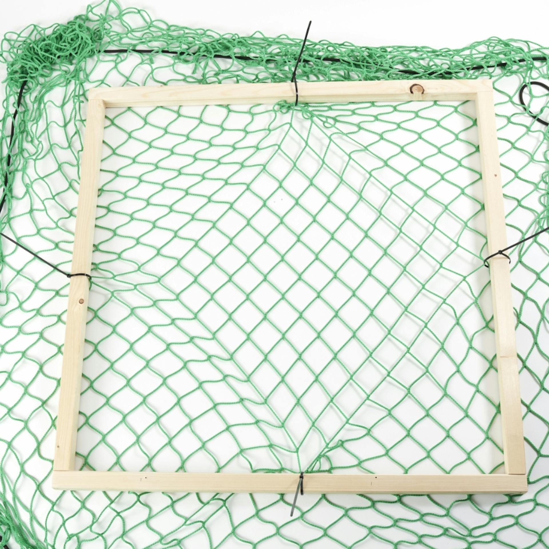 Kantholz-Rahmen liegt in Transportnetz