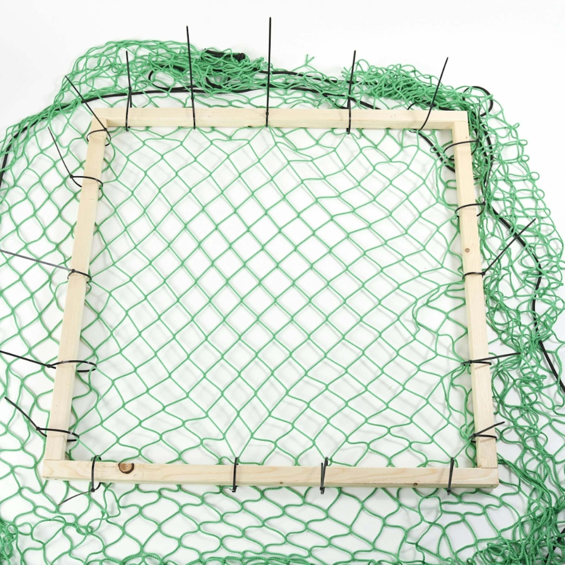 Holzrahmen wird mit Kabelbindern an Transportnetz befestigt