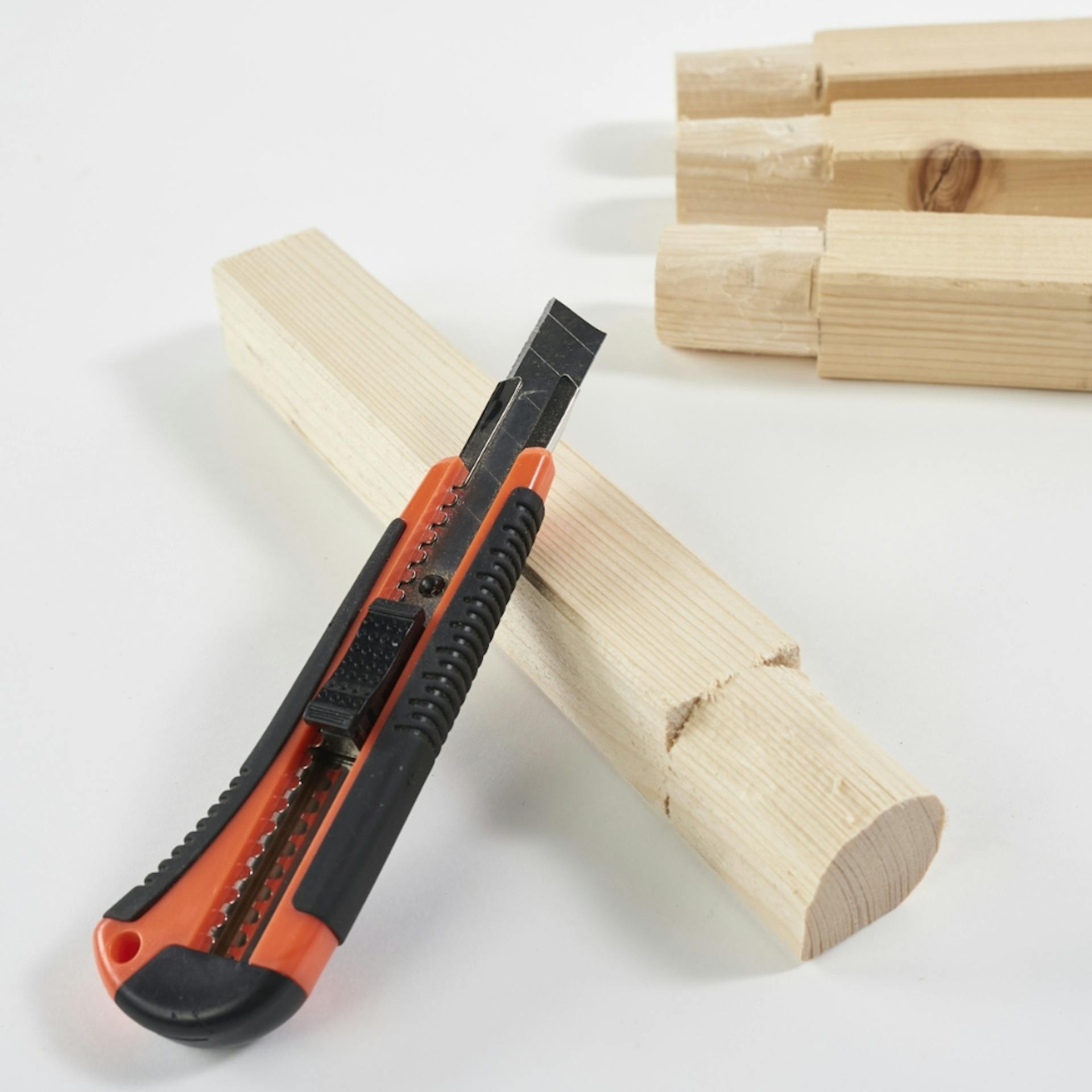 Cutter liegt auf Kantholz