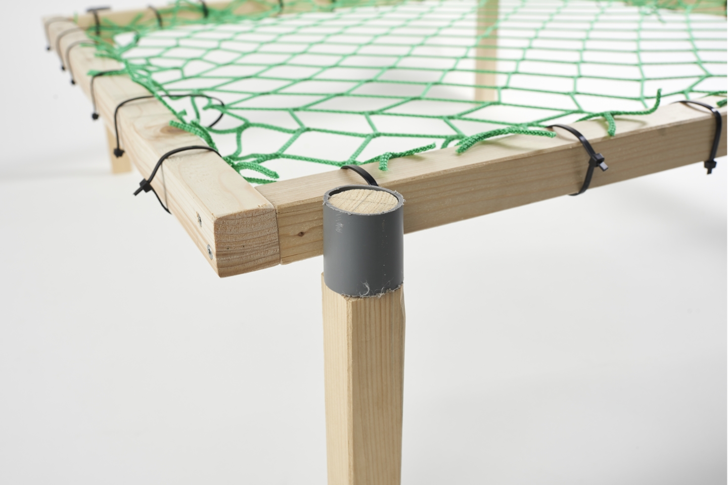 Kunststoffrohr über Holzbein