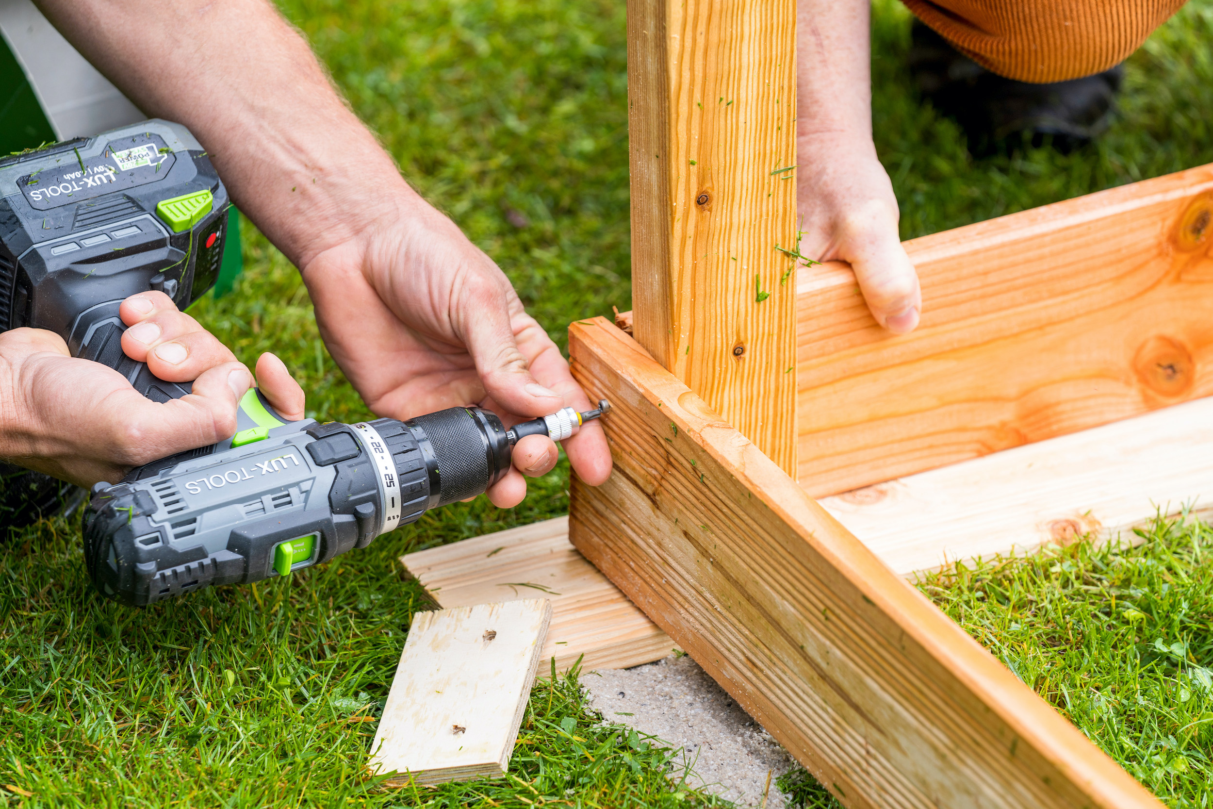 Assi di legno vengono avvitate a una trave