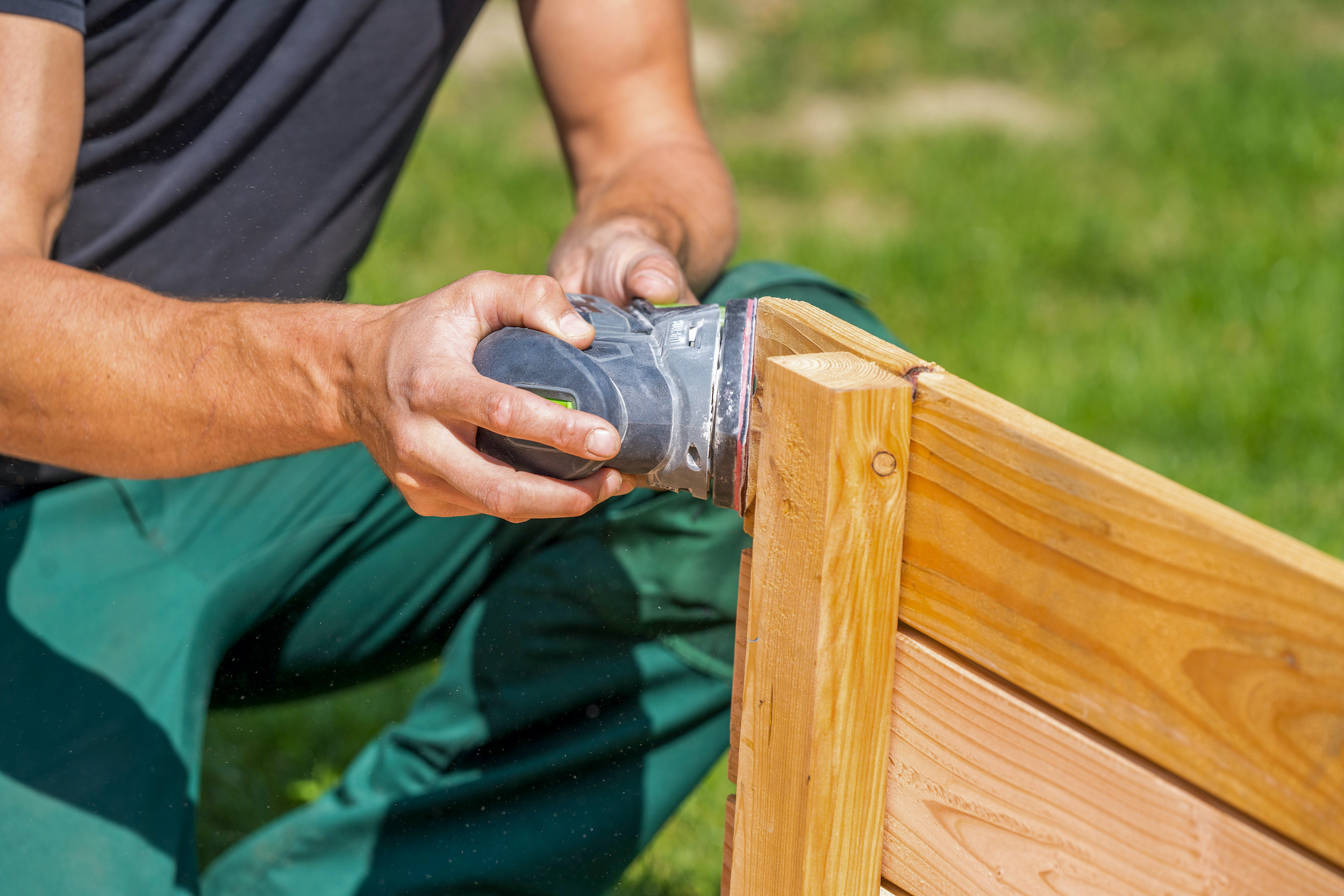 Mani levigano il legno