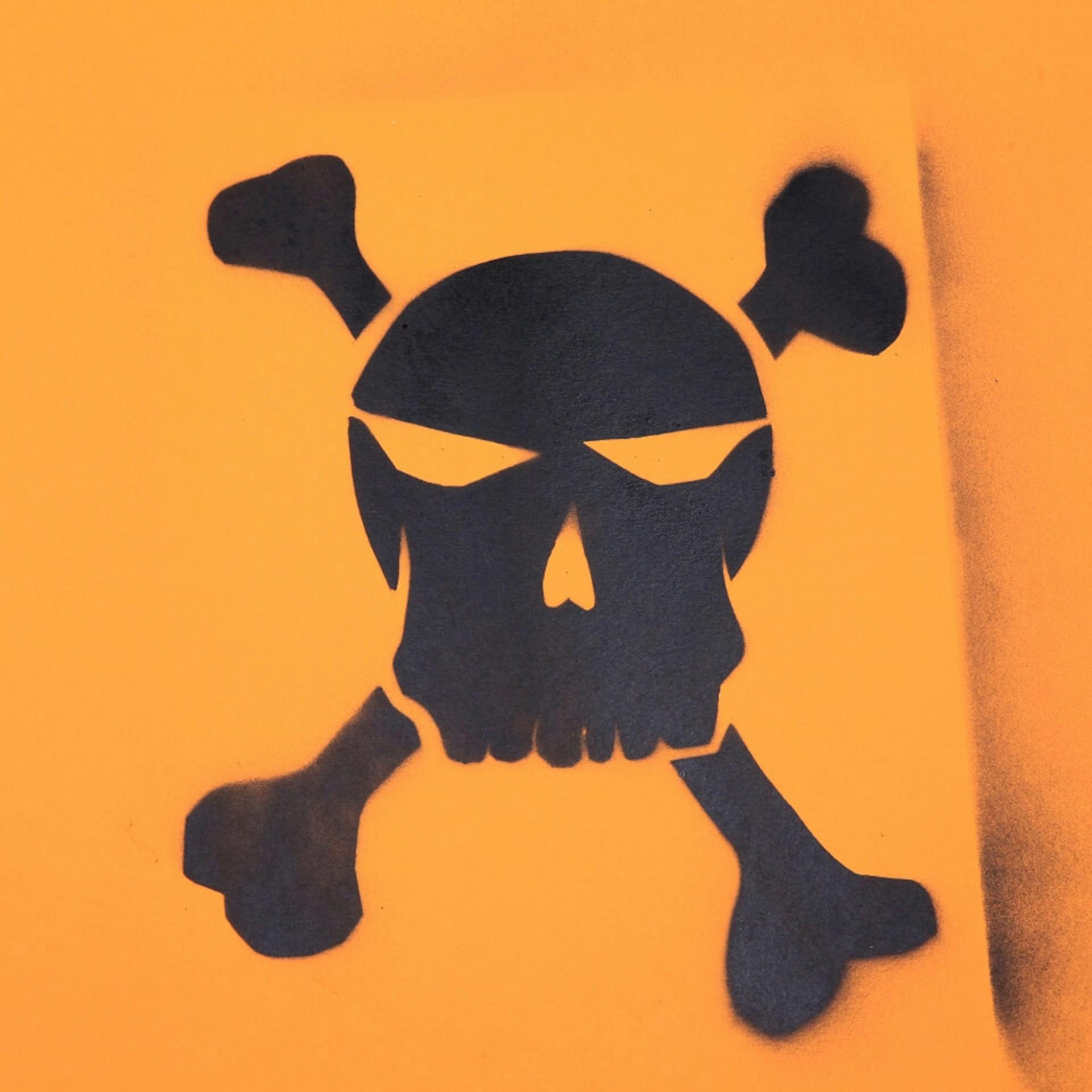 Das fertige Schablonen-Motiv auf einem orangenen Hintergrund.