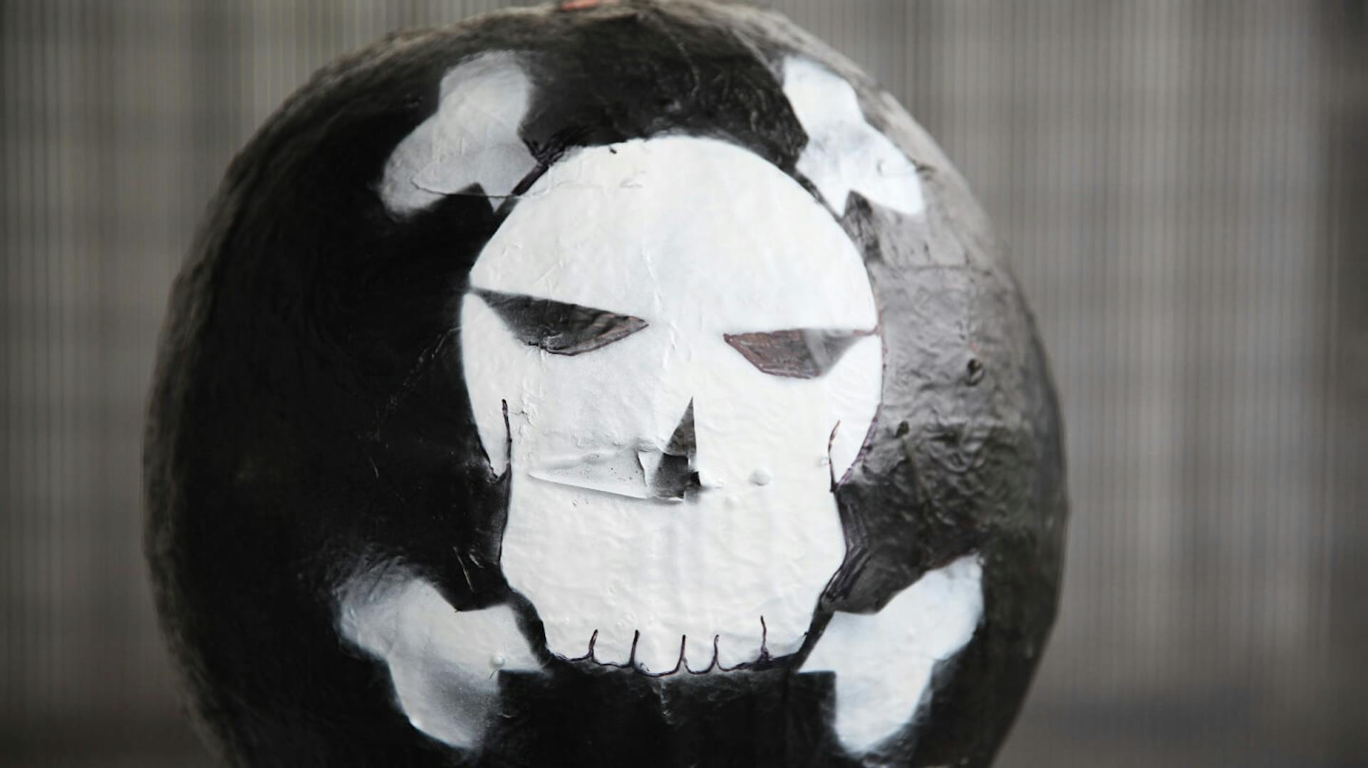 Auf dem Bild ist ein Totenkopf-Motiv zu sehen, dass mit einer Schablone erstellt wurde.