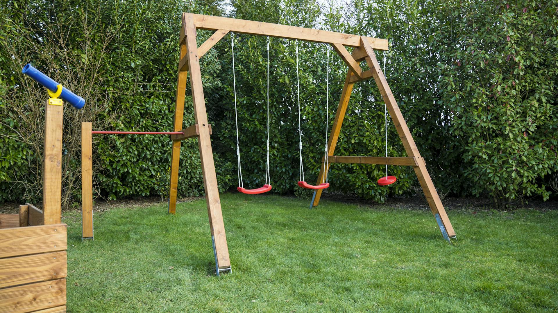 Hojdačka s horizontálnou tyčou v záhrade