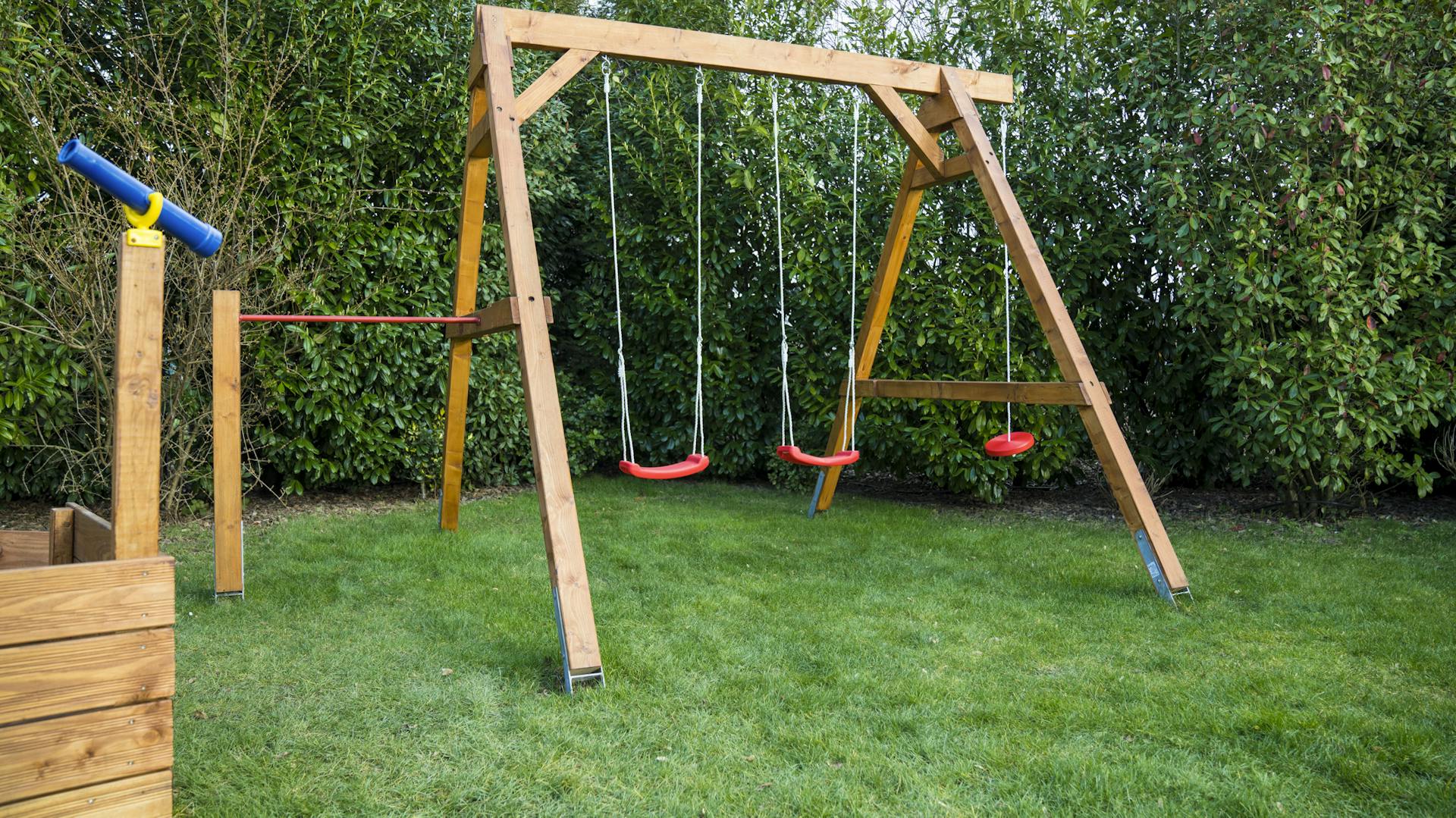 Schaukel mit Reckstange in einem Garten