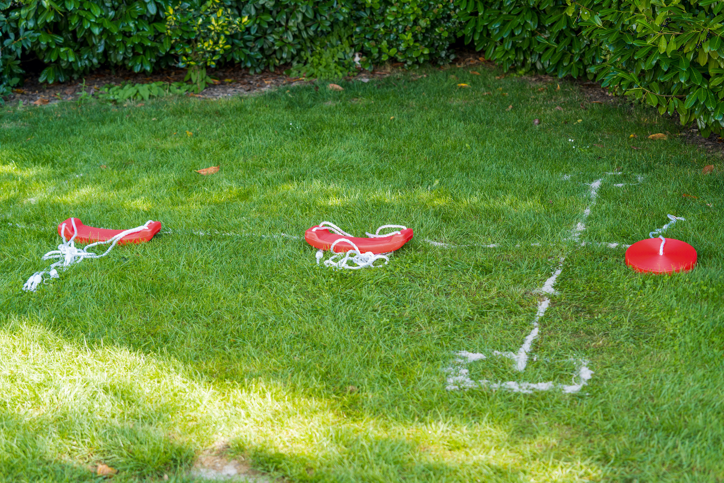 Egy homokból készült körvonal a hintának a fűben