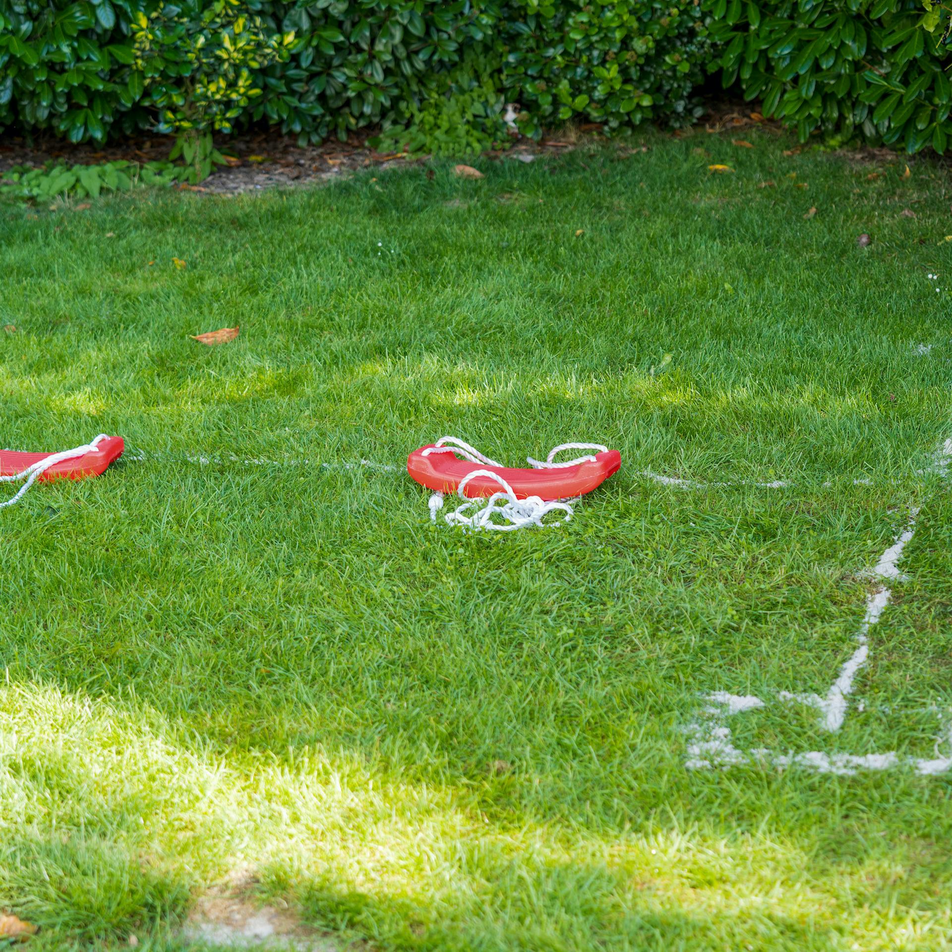 Egy homokból készült körvonal a hintának a fűben