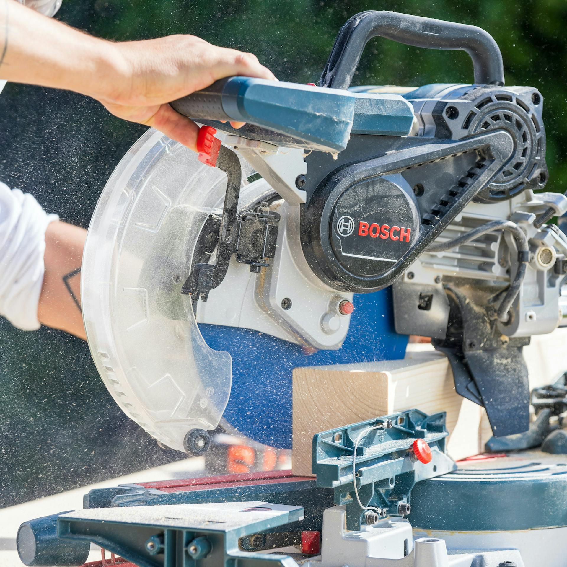 Férfi kezeli a gérvágófűrészt