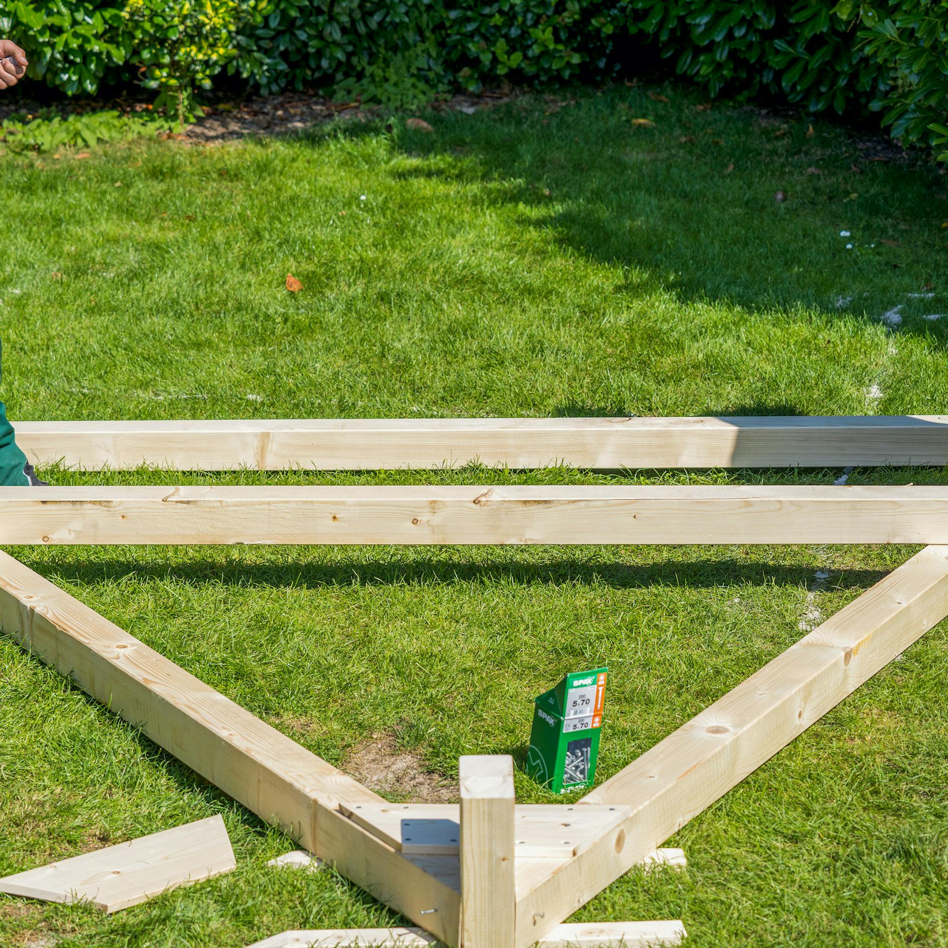 A keresztmerevítés fagerendák háromszögén hever.