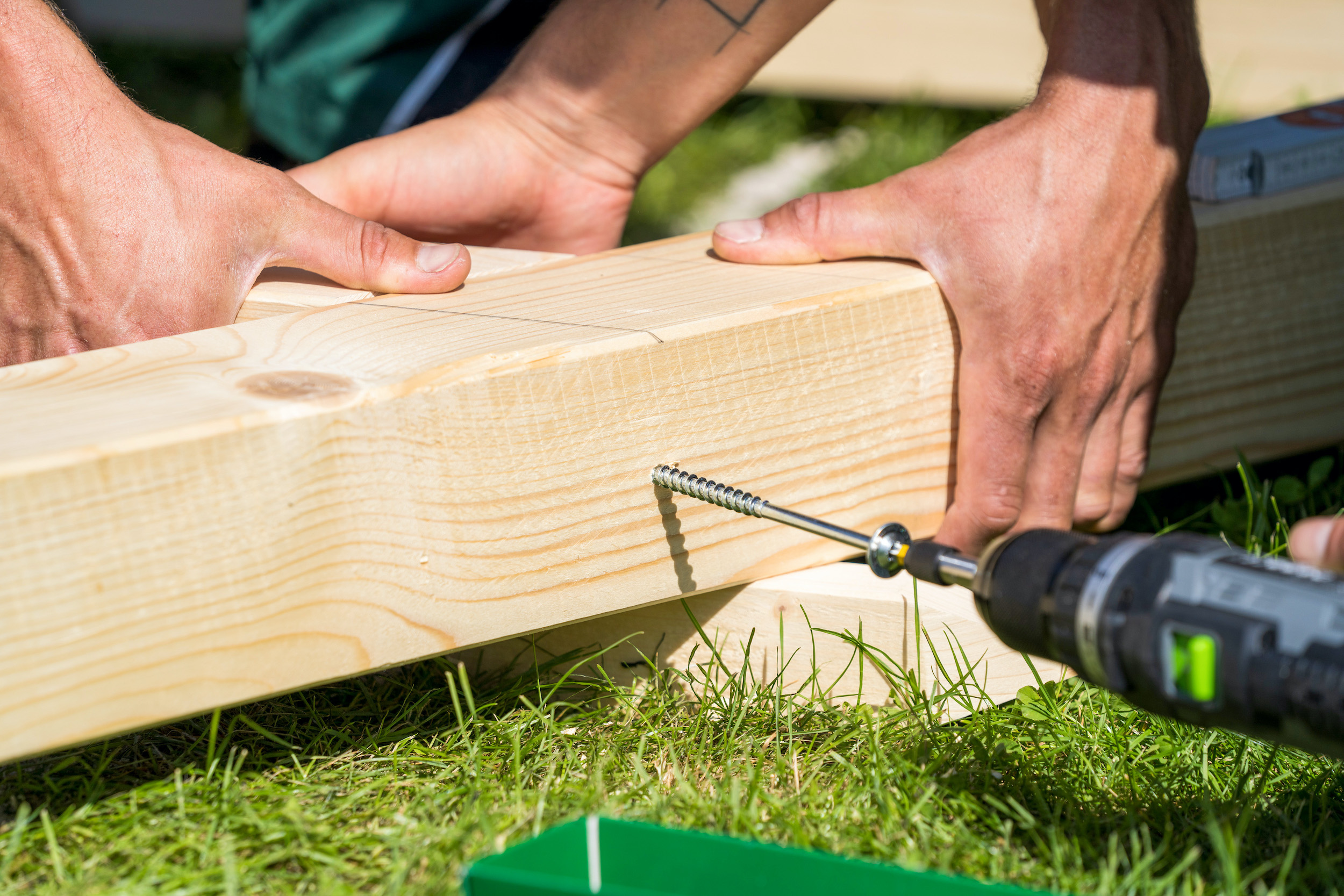 A fából készült merevítőt szorosan felcsavarozzák