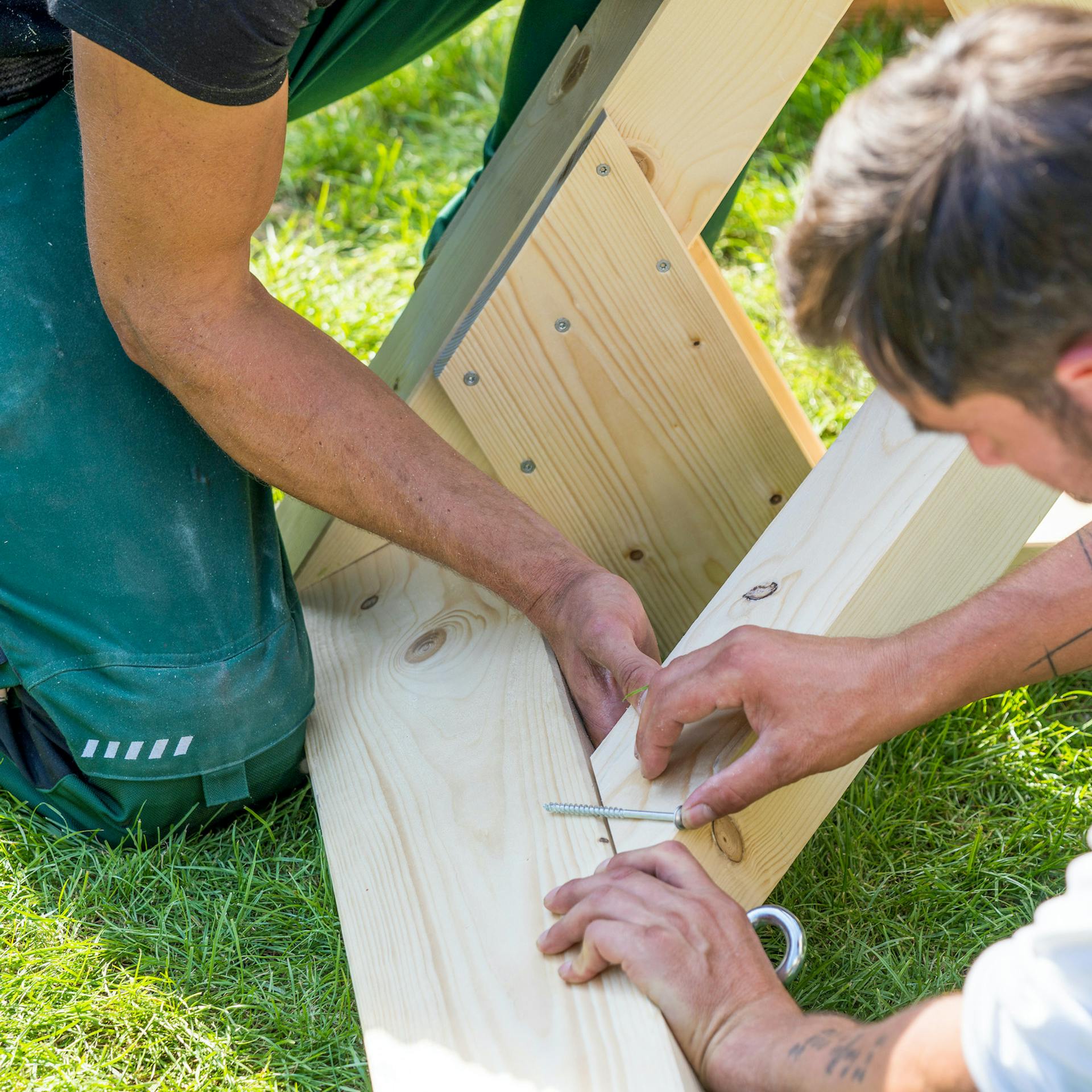 Összeszerelik az oldalsó gerendákat