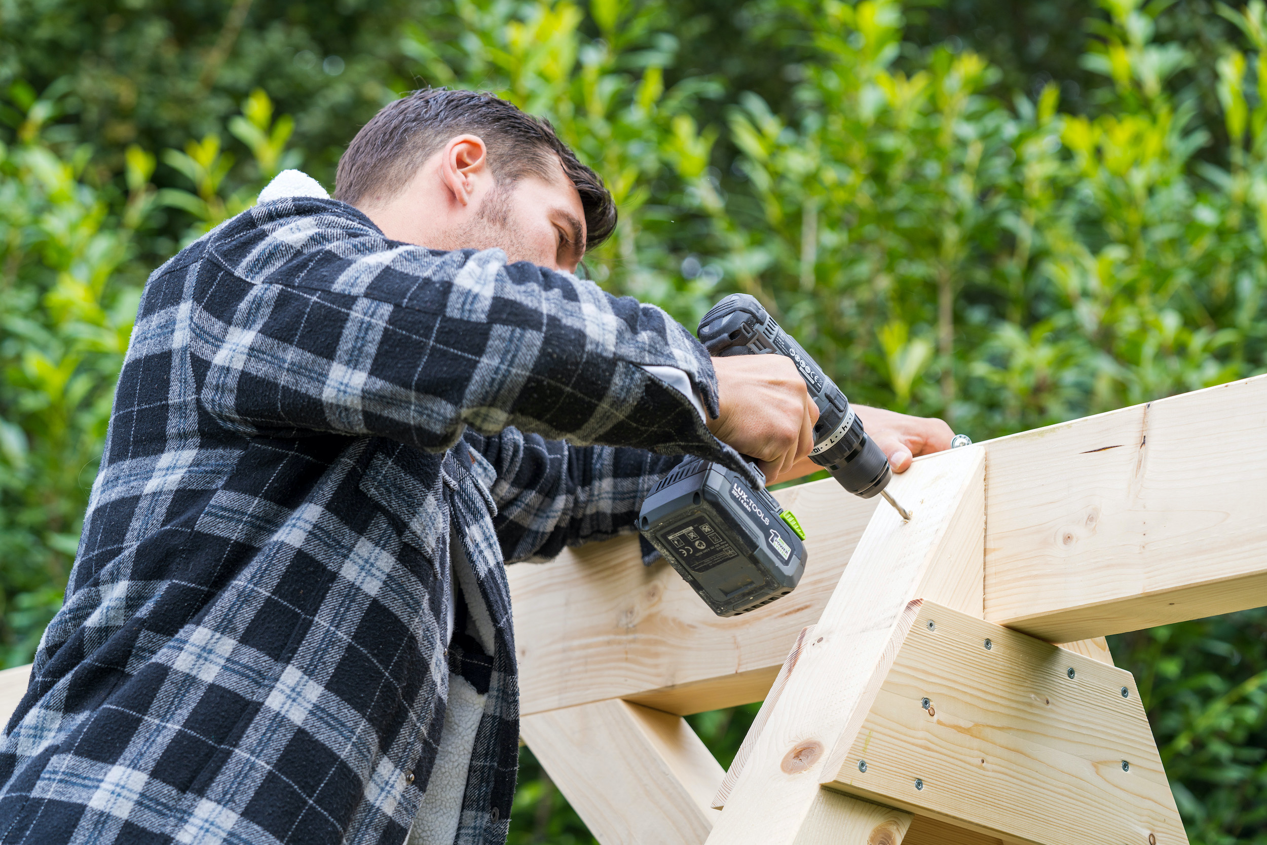 Összecsavarozzák a hintaállványt.