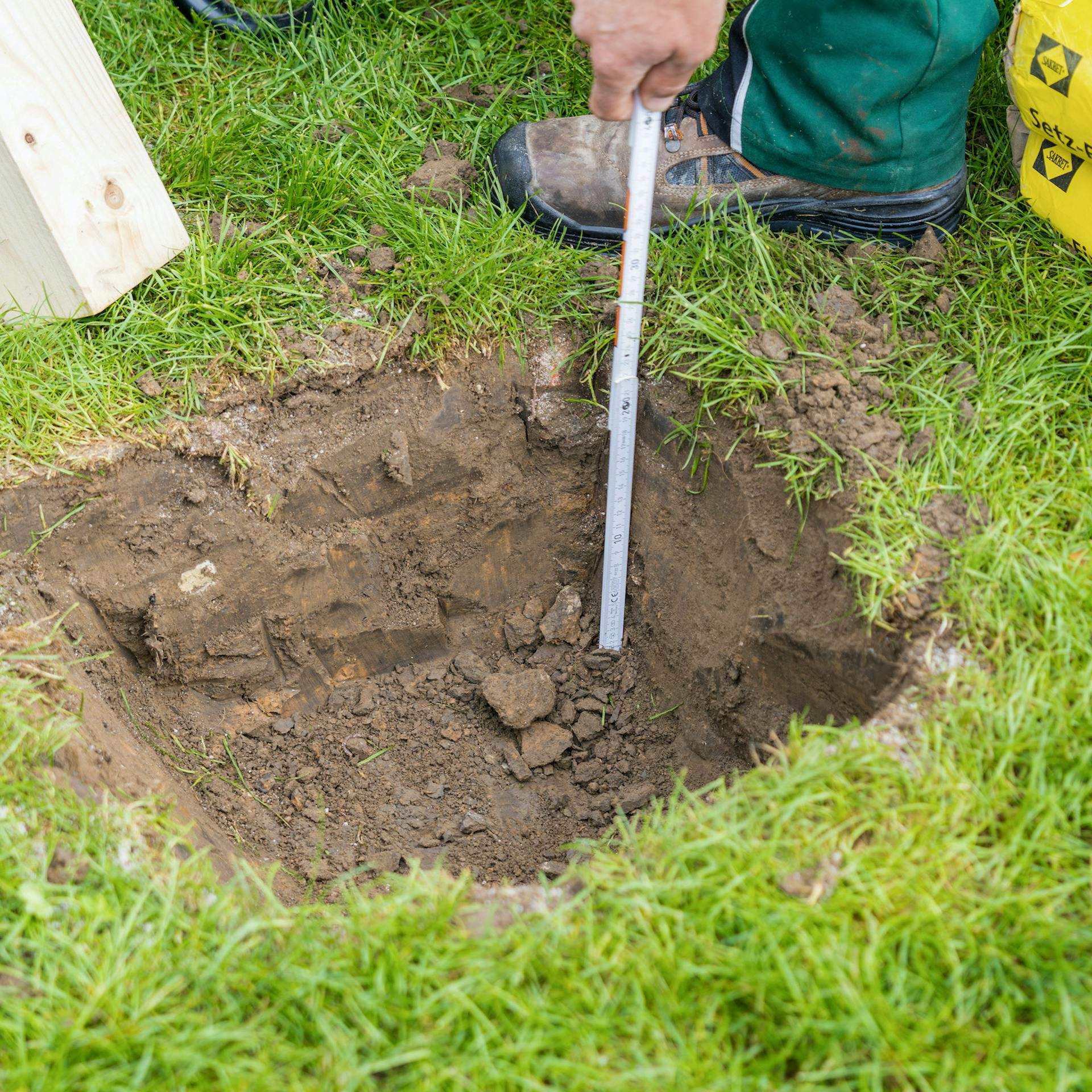 Gödröt ásnak a fűbe