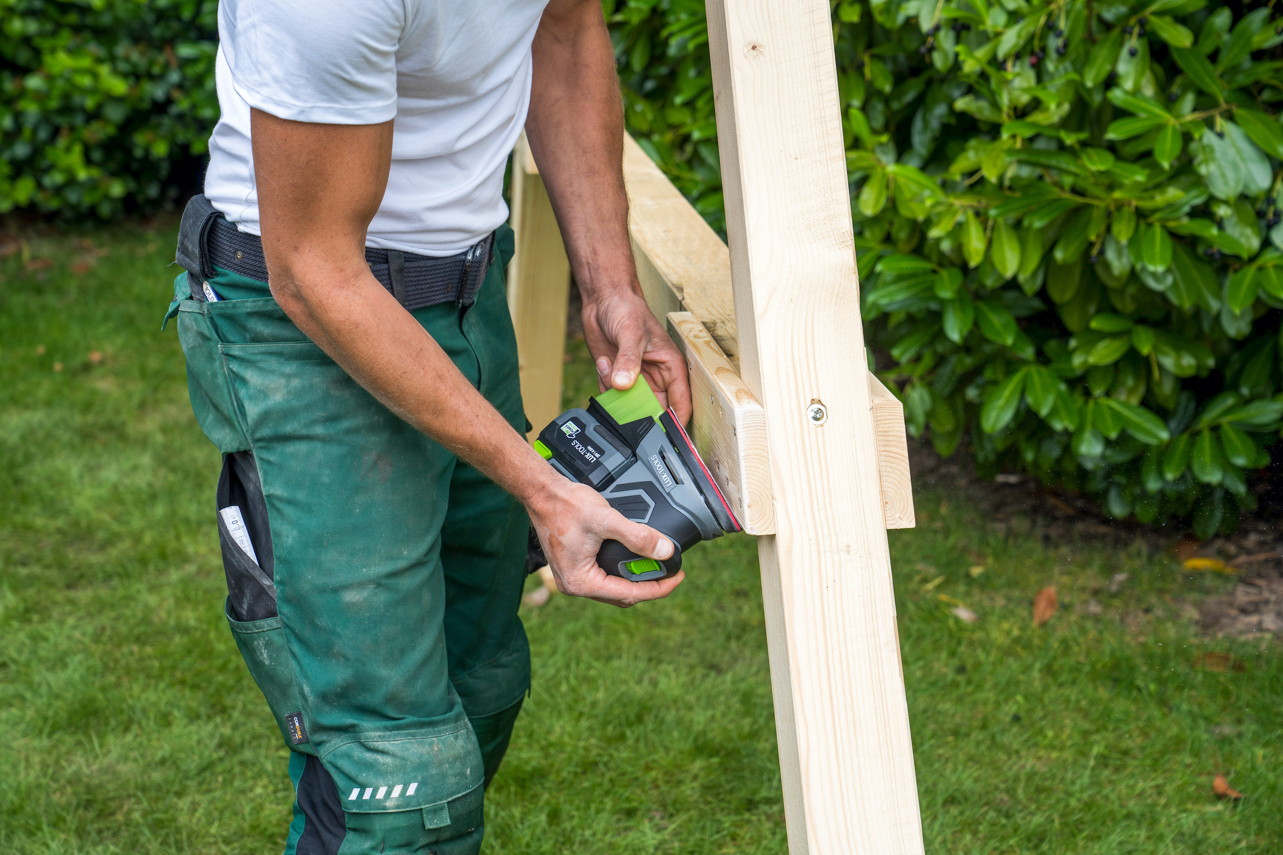 Lecsiszolják a hintaállványt