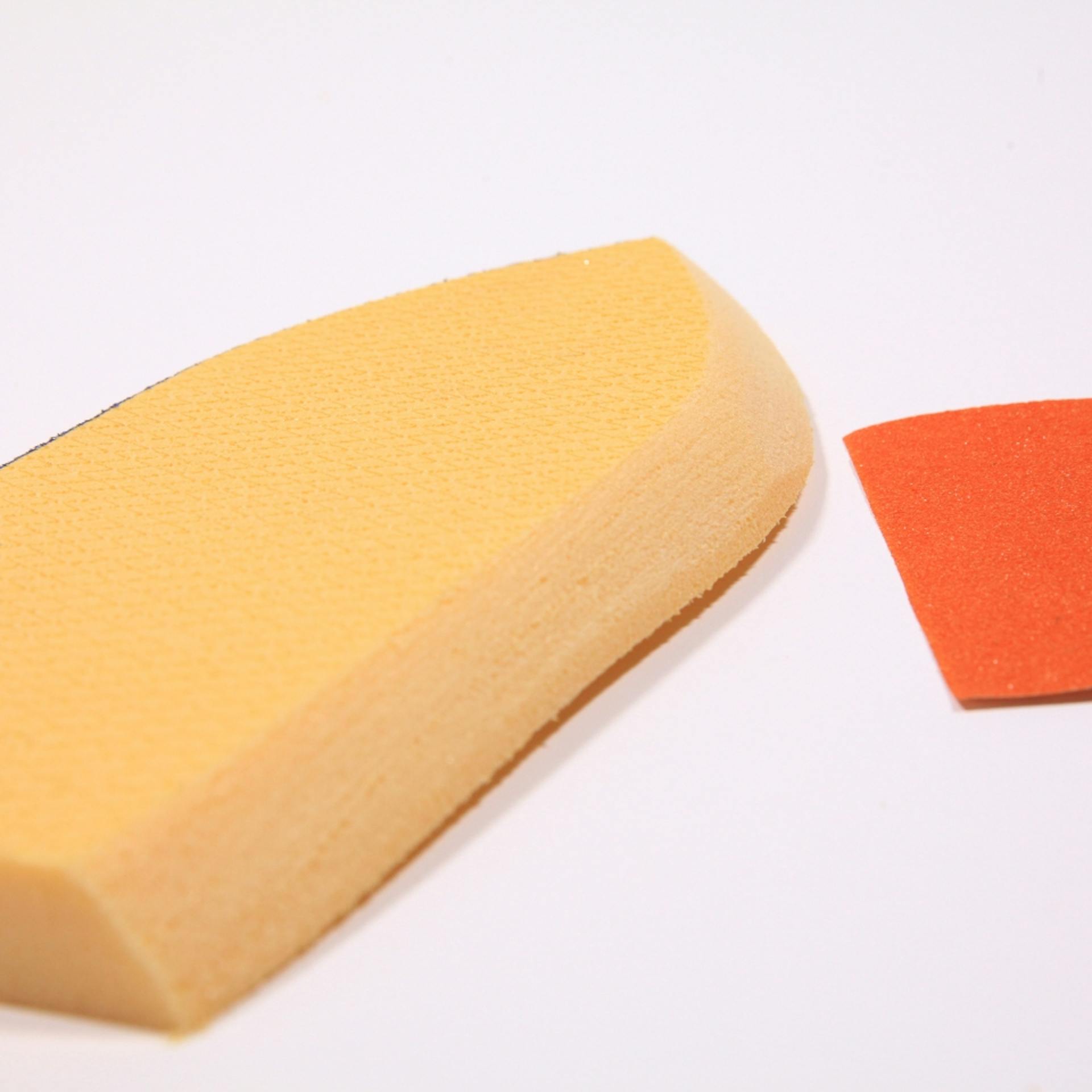 Schiff-Form aus Dämmplatte mit Schleifpapier