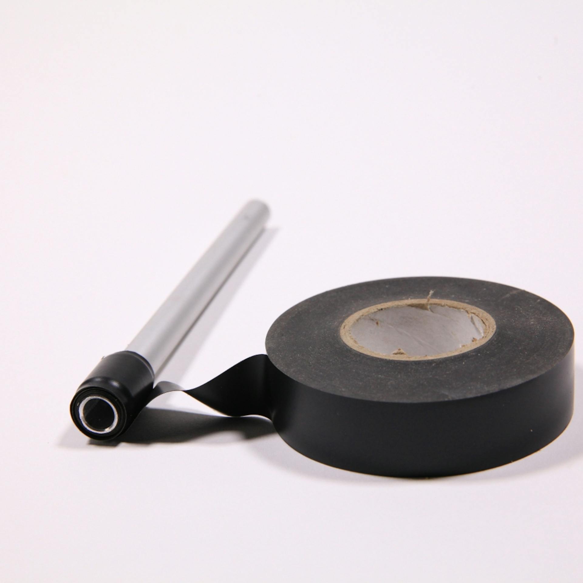 Mit Isolierband umwickeltes Aluröhrchen