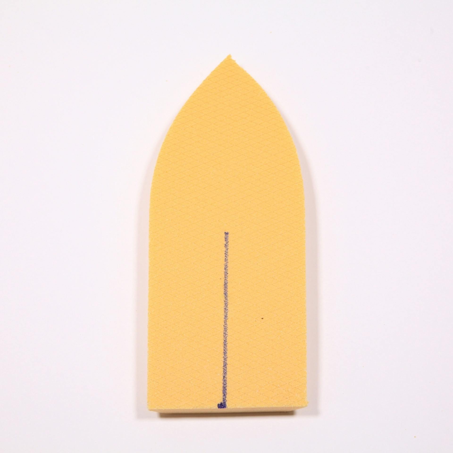 Schiff-Form aus Dämmplatte mit eingezeichneter Linie