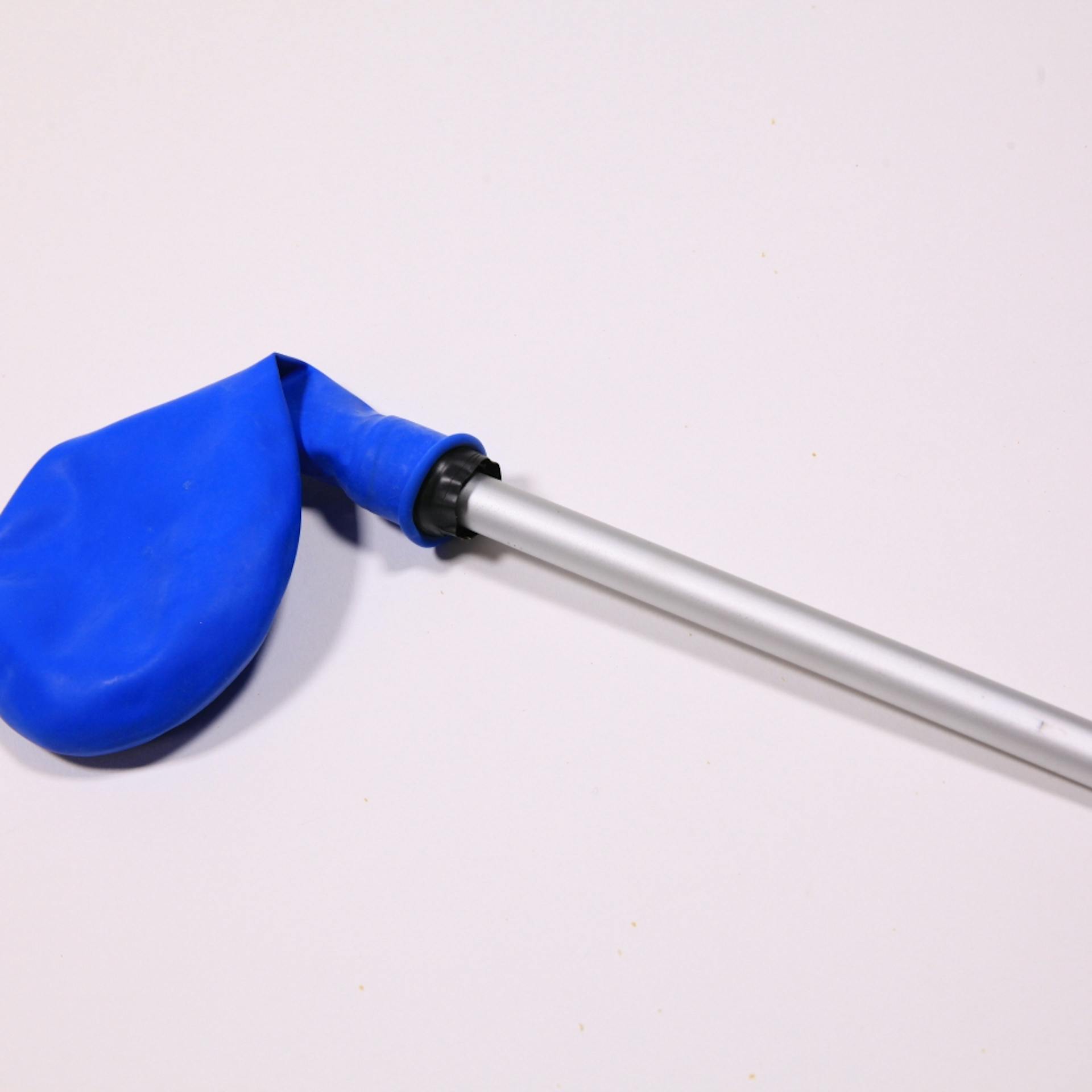 Luftballon über Aluröhrchen