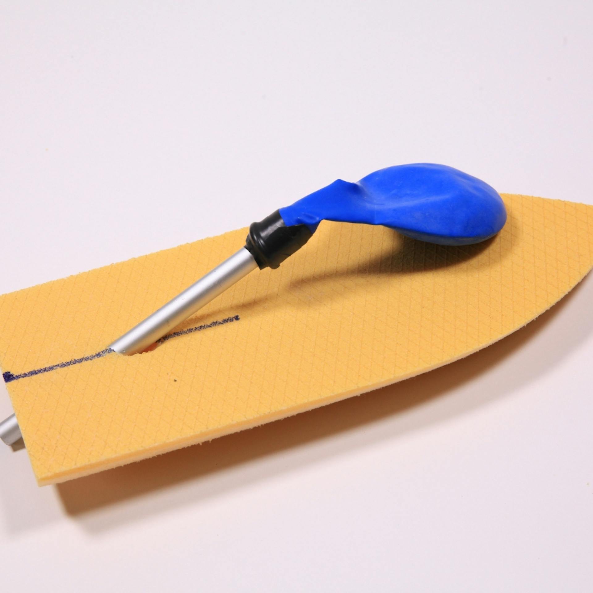 Aluröhrchen mit Luftballon auf Schiff-Form aus Dämmplatte