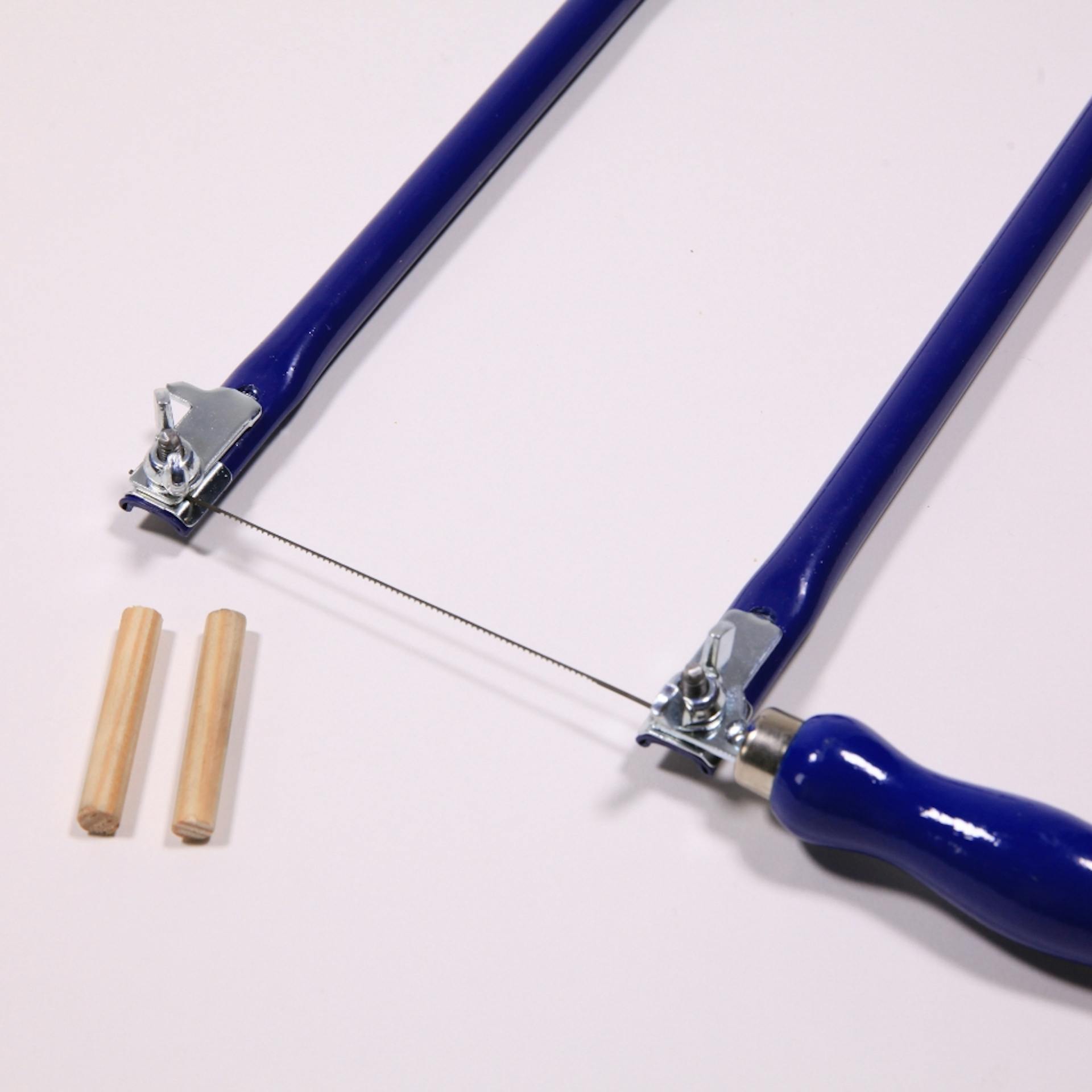 Laubsäge neben Holzstücken