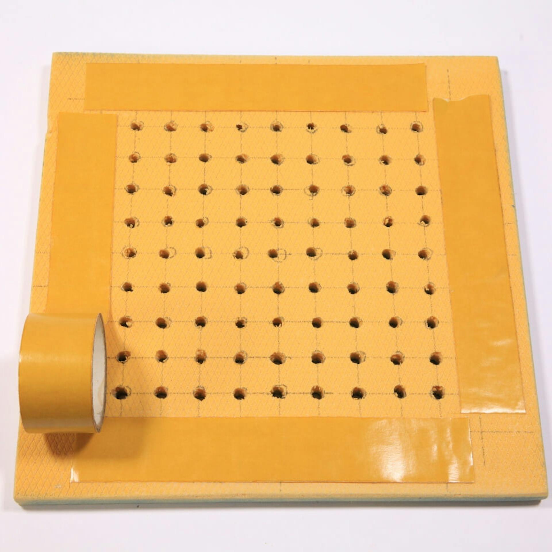 Teppichklebeband auf Styrodurplatte geklebt.