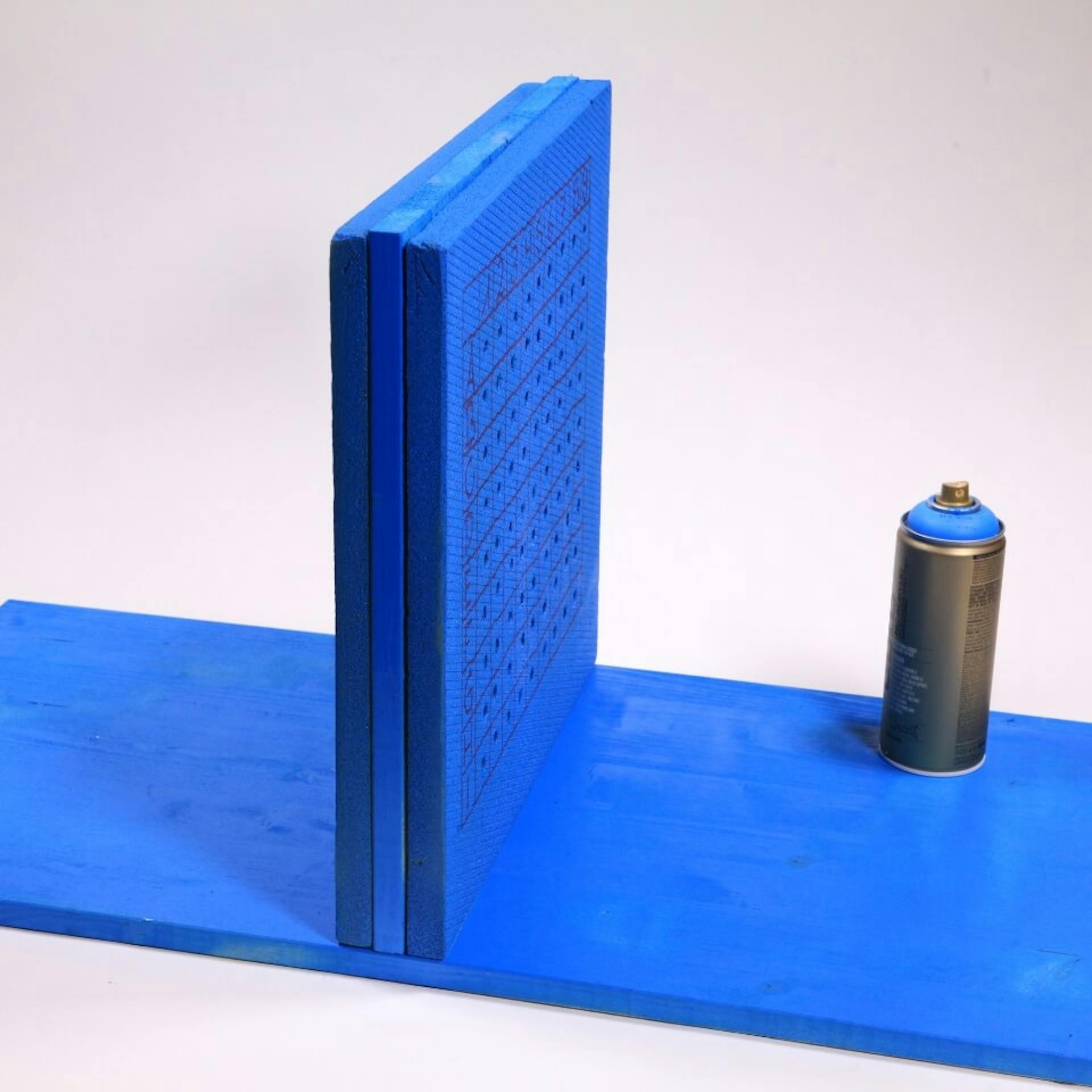 Spielbrett mit blauer Sprühfarbe besprüht.