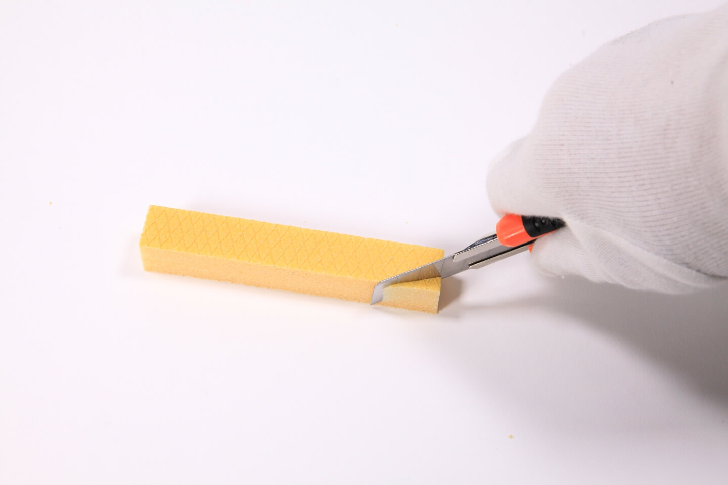 Spielschiffchen werden aus Styrodur mit einem Messer zugeschnitten.