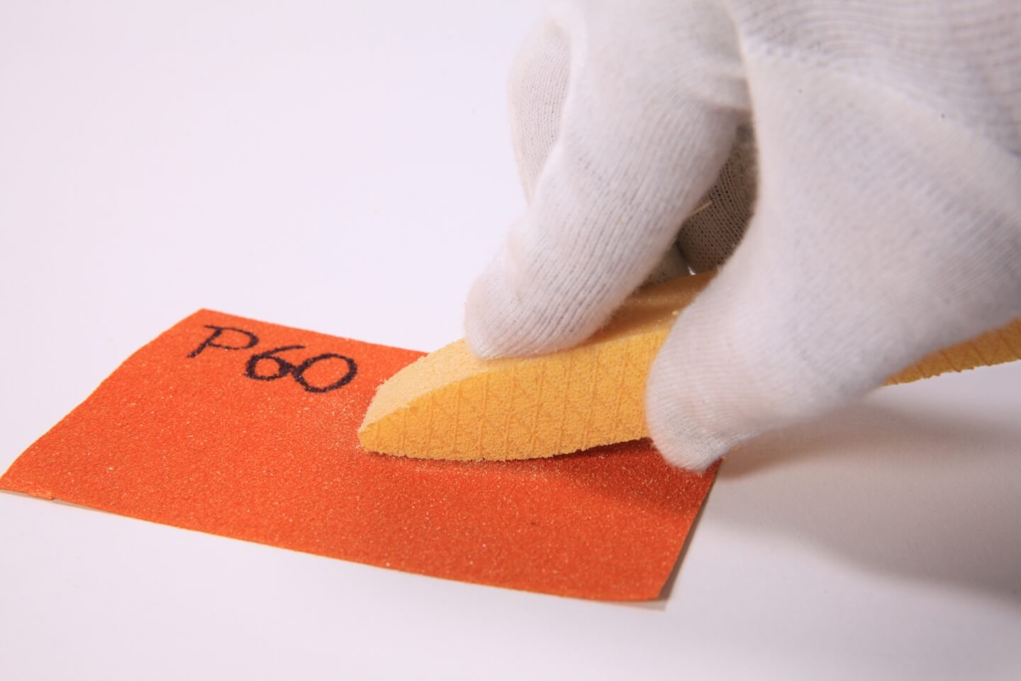 Styrodurstücke werden mit Schleifpapier abgerundet.