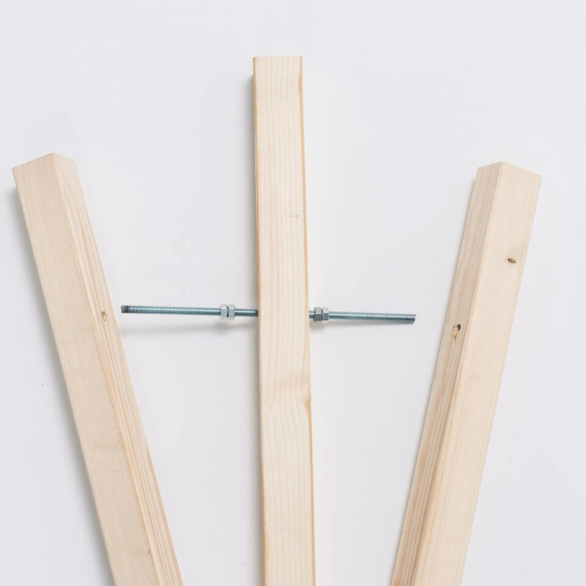 drei Kanthölzer mit Gewindestange verbinden