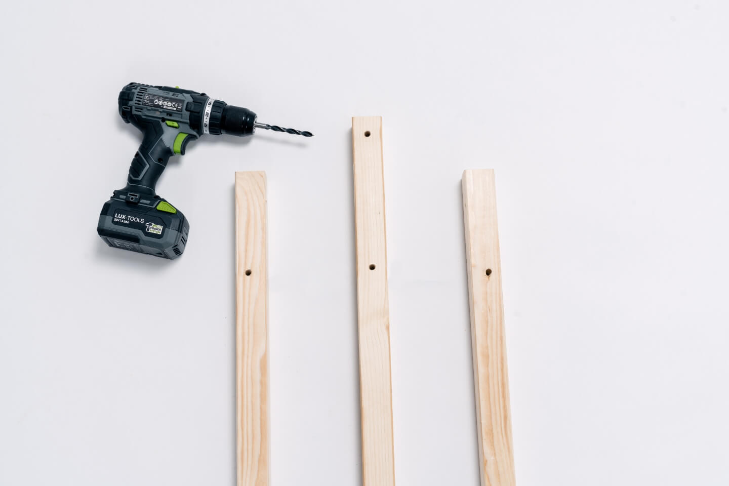 una trave lunga con due fori, due travi più corte con un foro