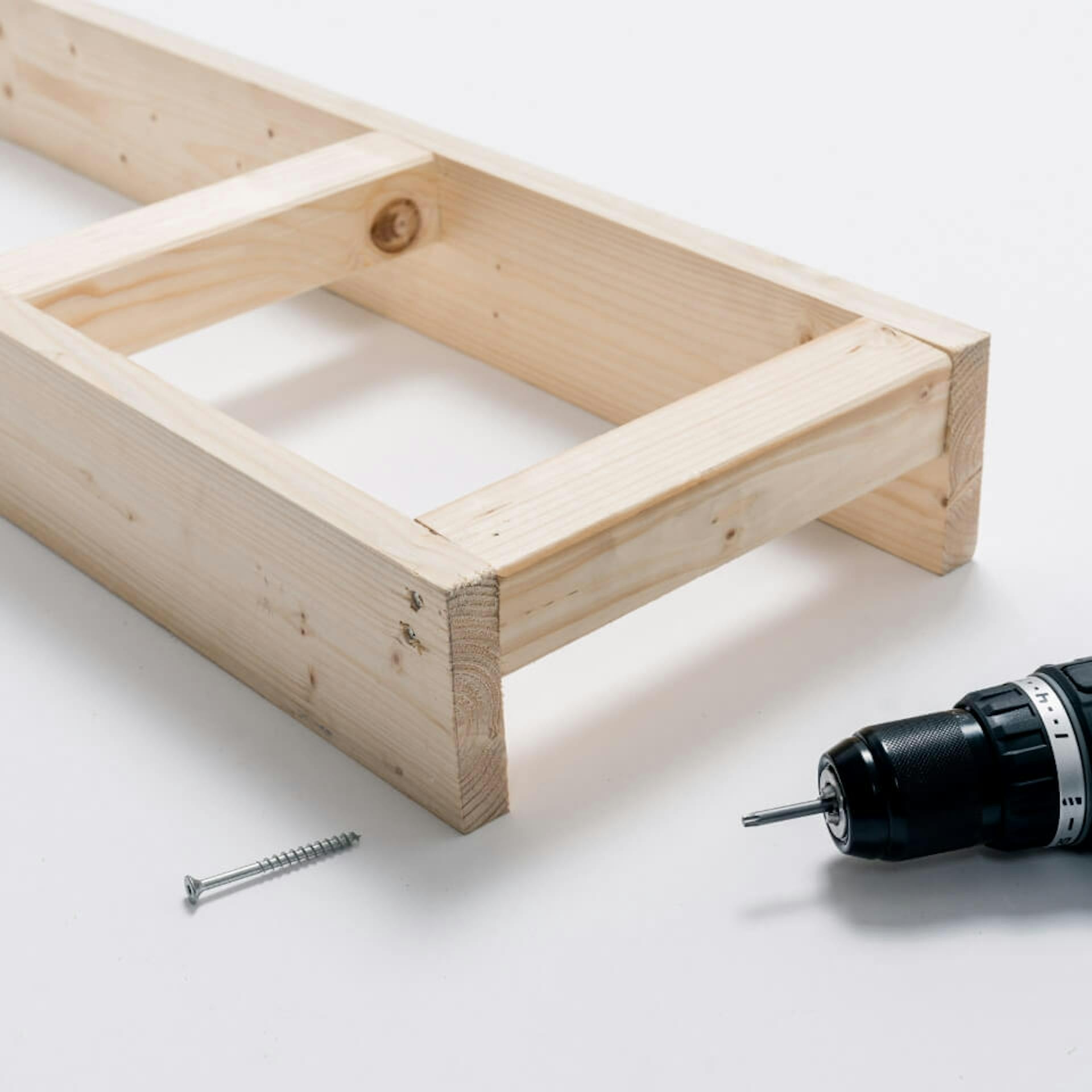 zwei Kanthölzer verschraubt mit zwei Brettern