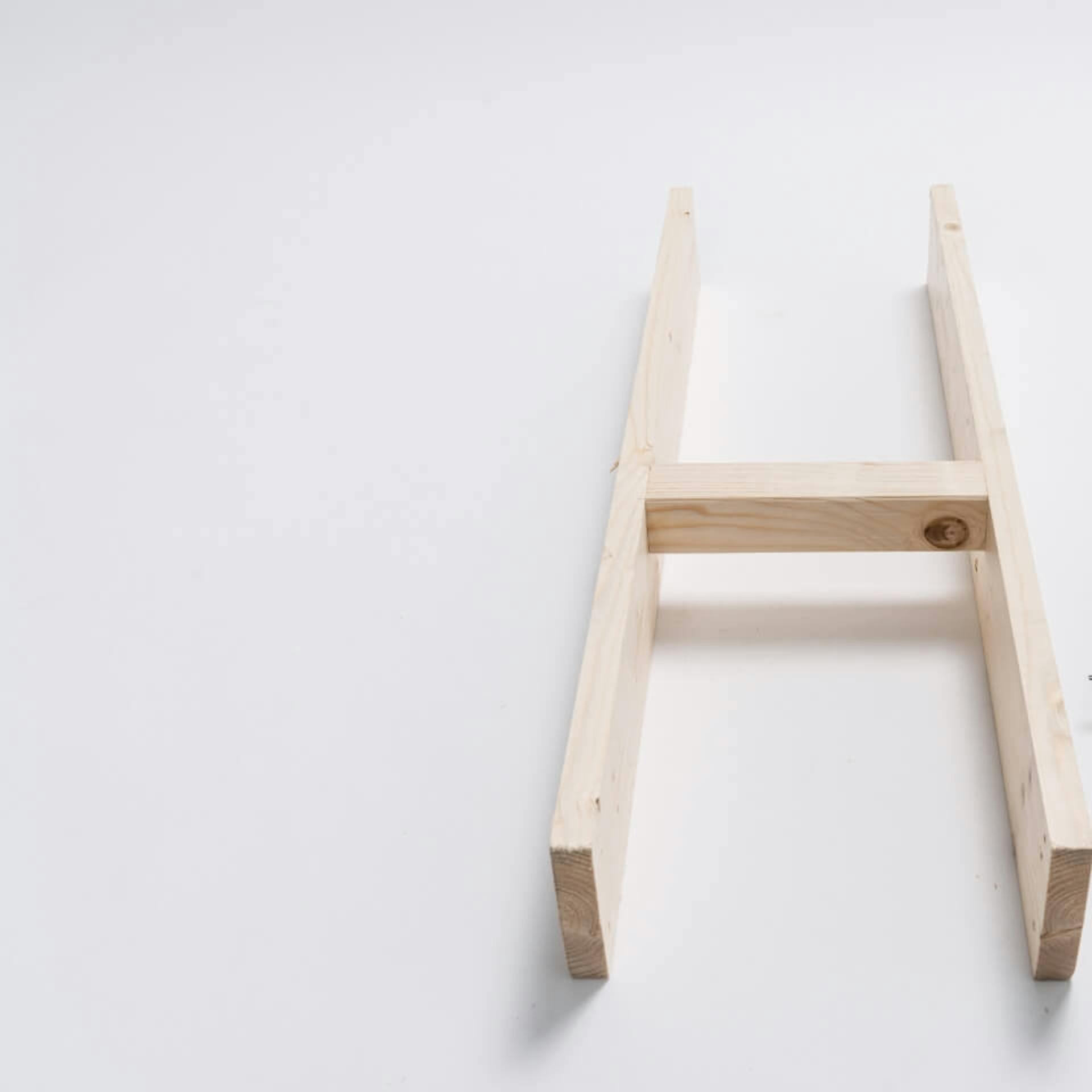 zwei Bretter verschraubt mit Kantholz