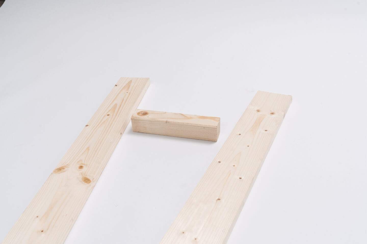 due assi e una trave per la base della catapulta