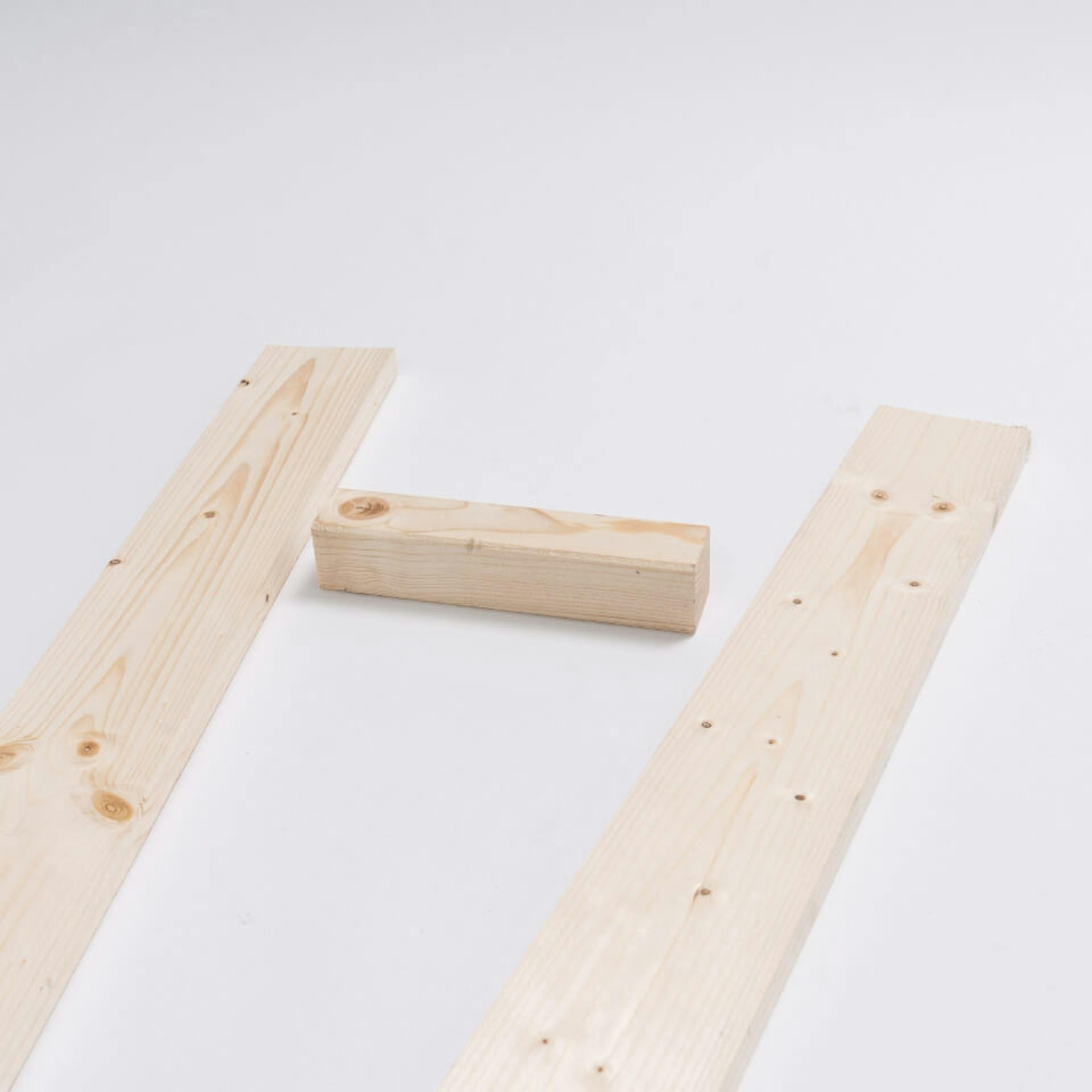 zwei Bretter und ein Kantholz für das Fußteil der Schleuder