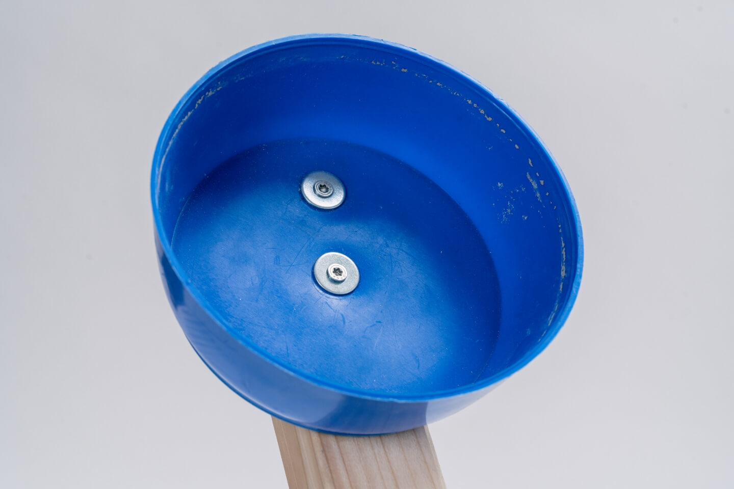 Gipsschale wird am Katapult-Arm verschraubt.