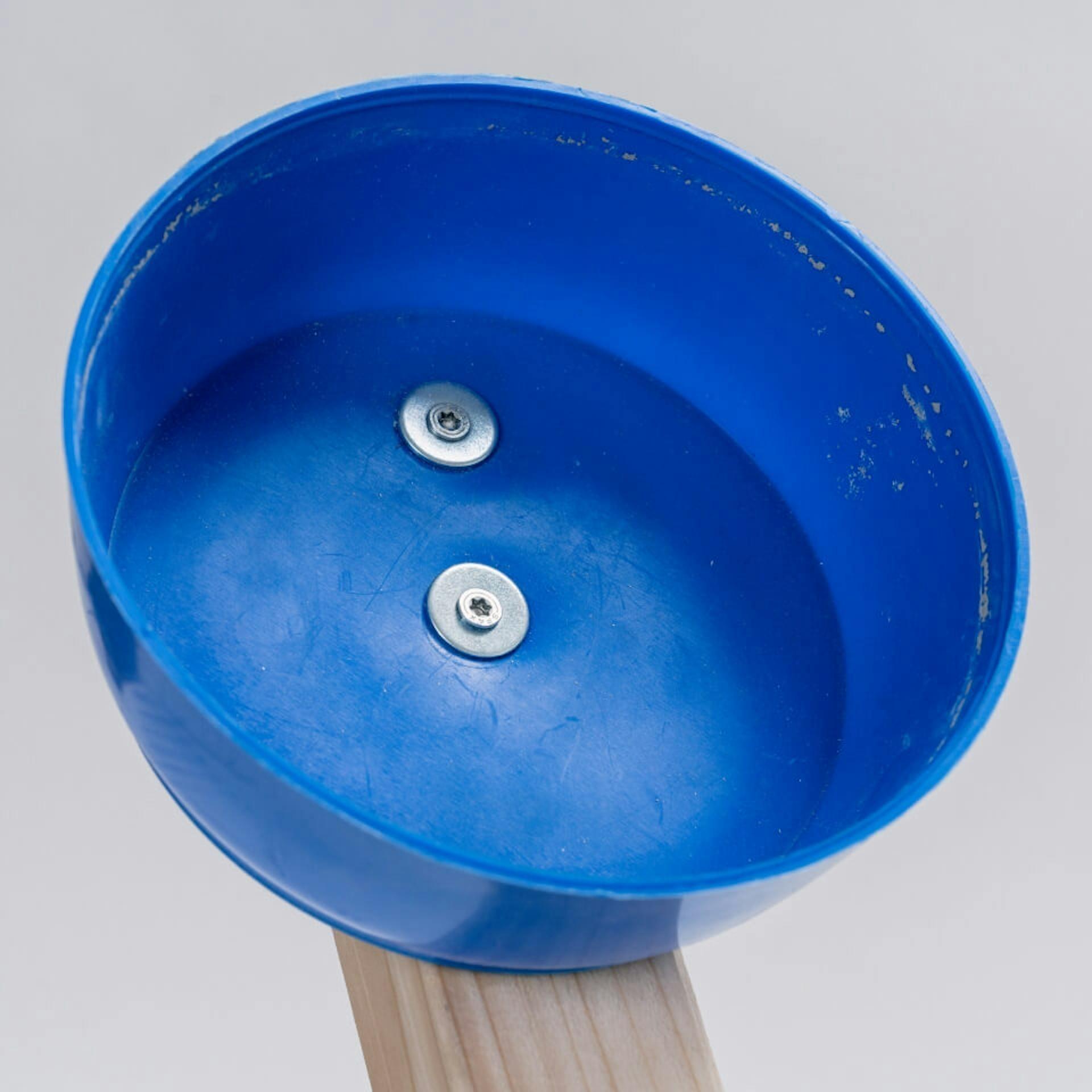 Gipsschale wird am Katapult-Arm verschraubt.