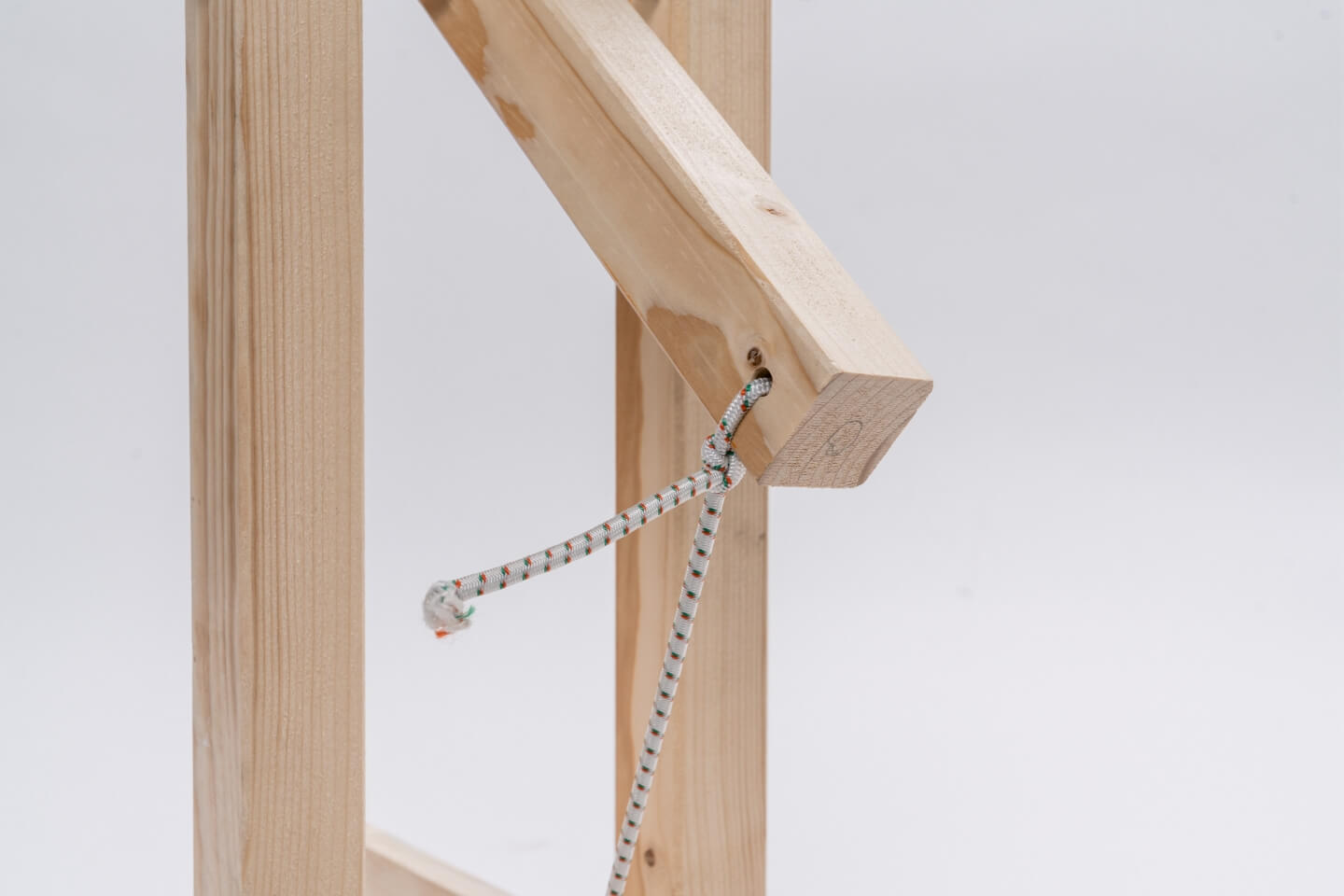 Seil am Arm der Schleuder befestigt.