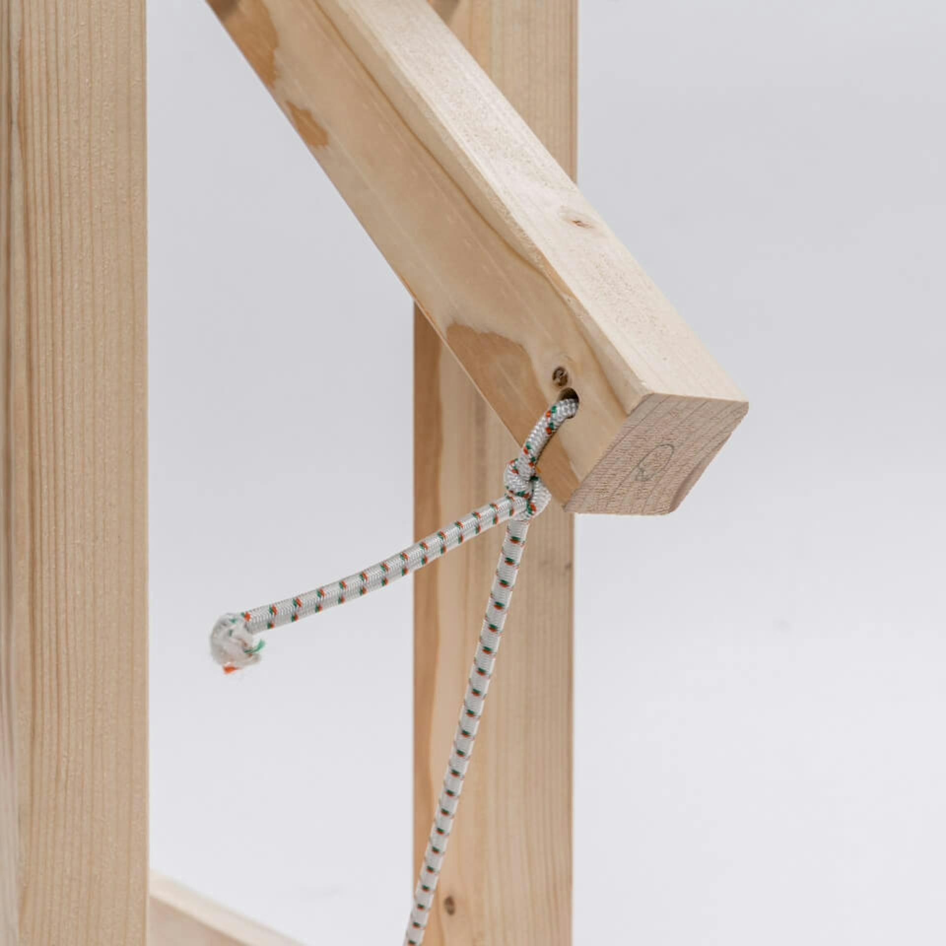 Seil am Arm der Schleuder befestigt.