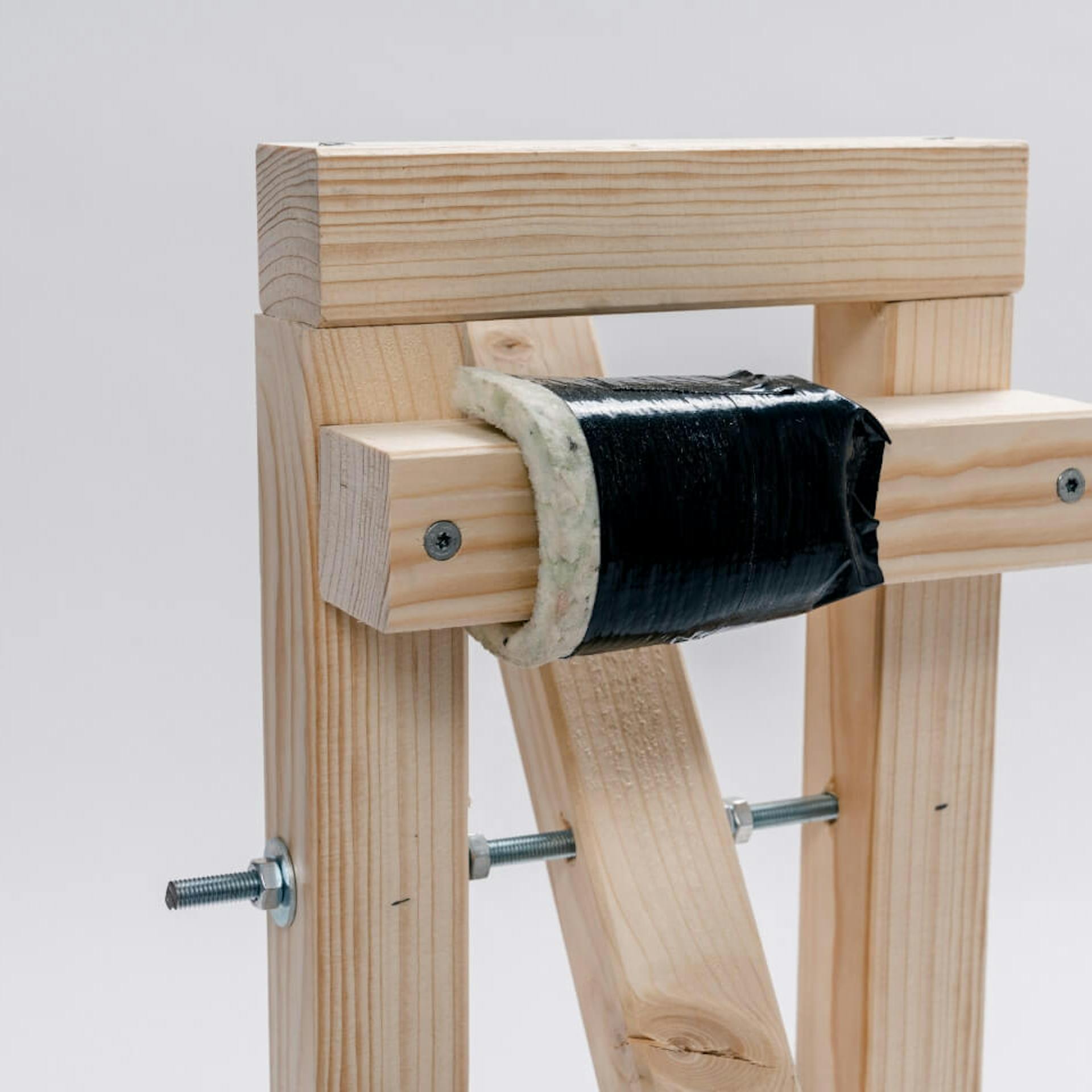 Polsterung an Schleuder festgeschraubt