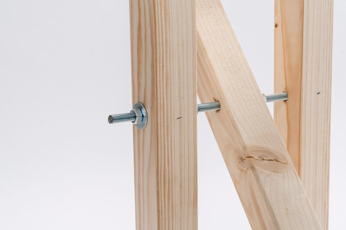 Fissare la barra filettata con le rondelle e il dado