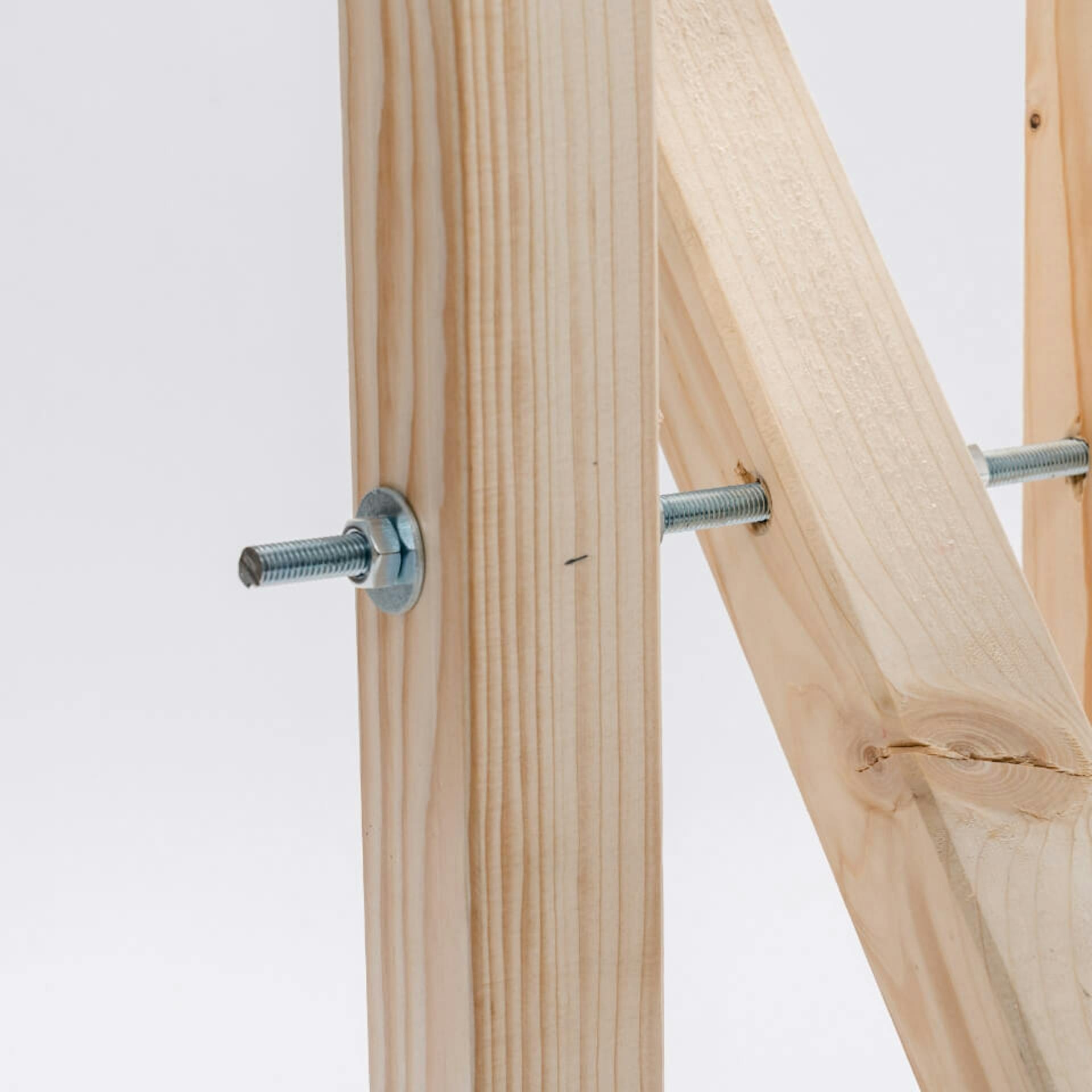 Gewindestange mit Unterlegscheiben und Mutter befestigen