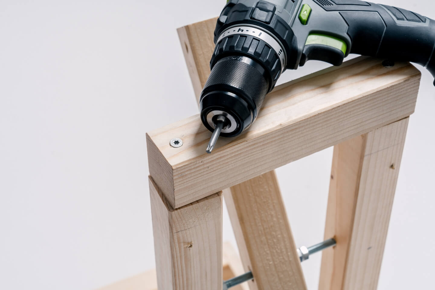 Avvitare la connessione trasversale sulla fionda.