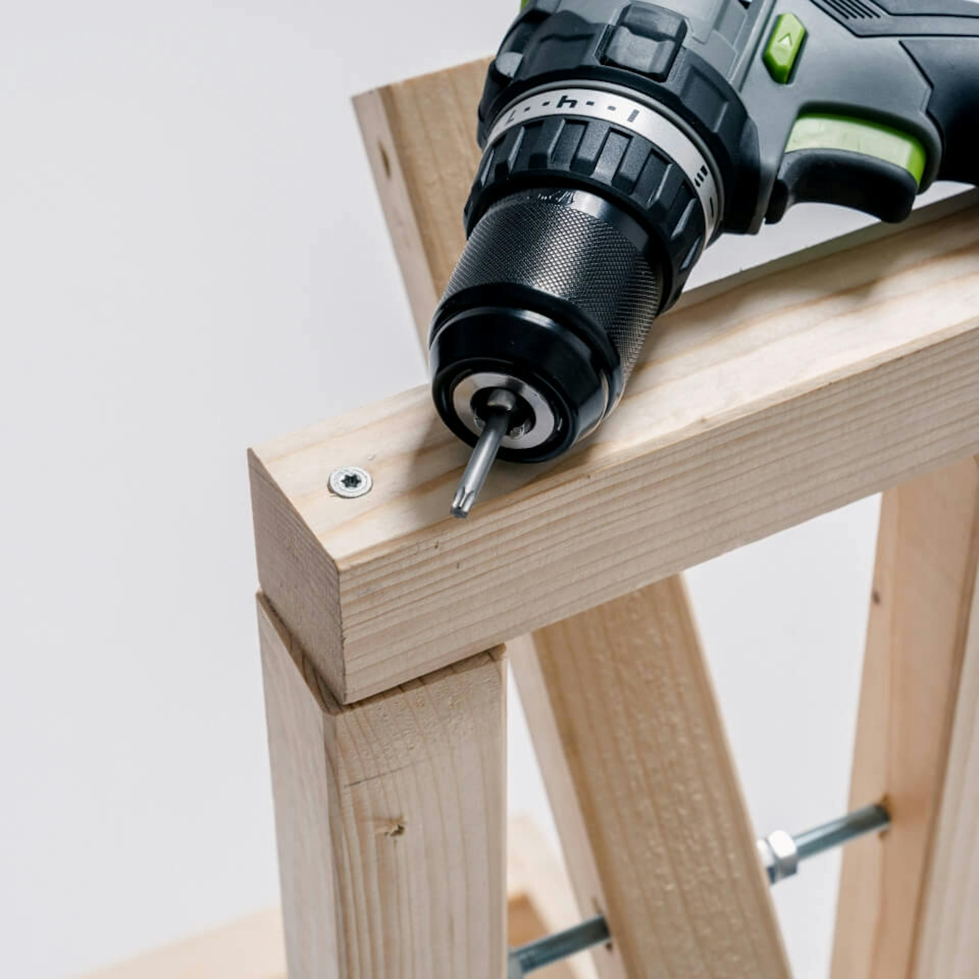 Querverbindung auf Schleuder aufschrauben.