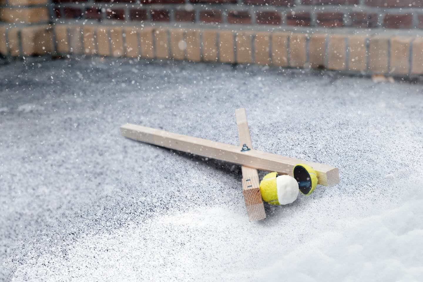 Die Schneeballzange liegt auf einem verschneiten Innenhof.