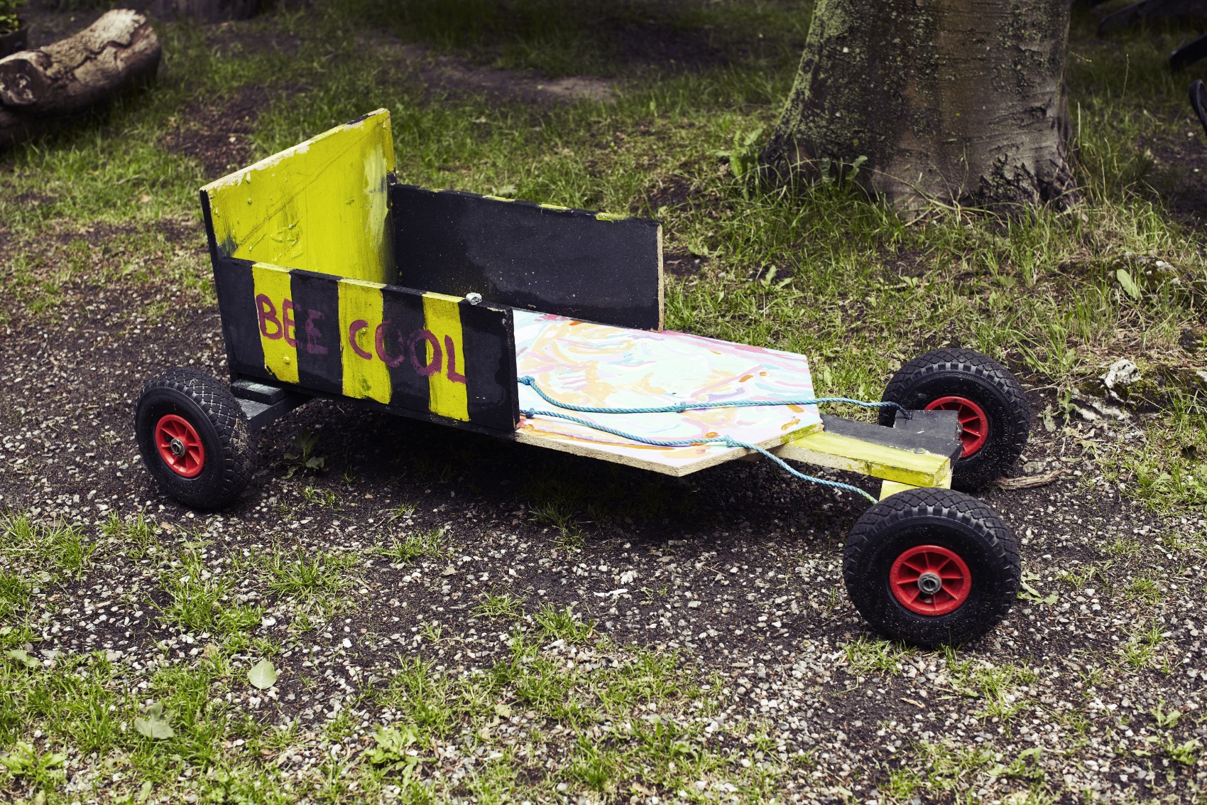 Una "soapbox" a strisce gialle e nere