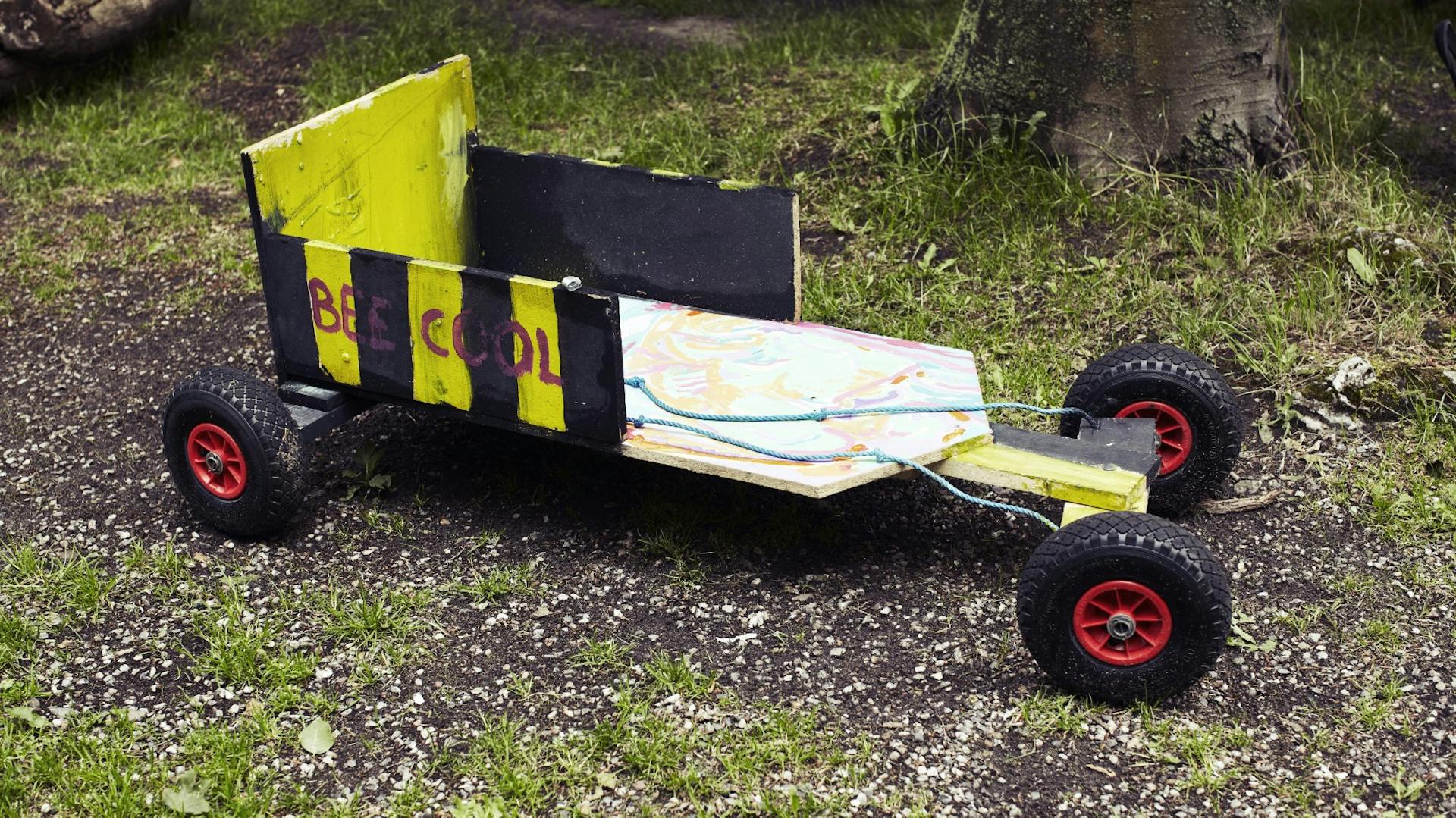 Seifenkiste mit schwarz-gelben Streifen