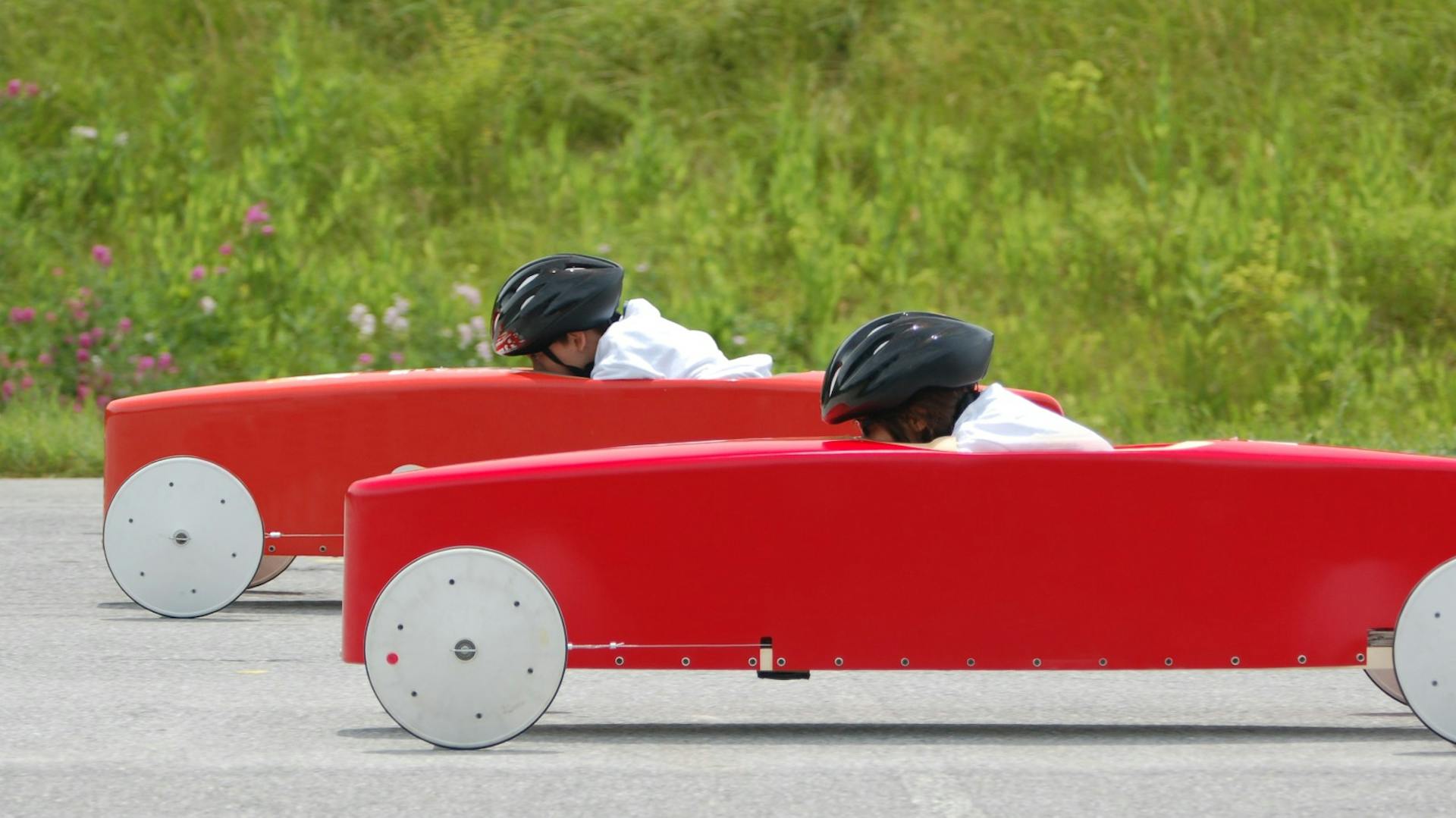 Zwei rote Seifenkisten bei einem Seifenkistenrennen